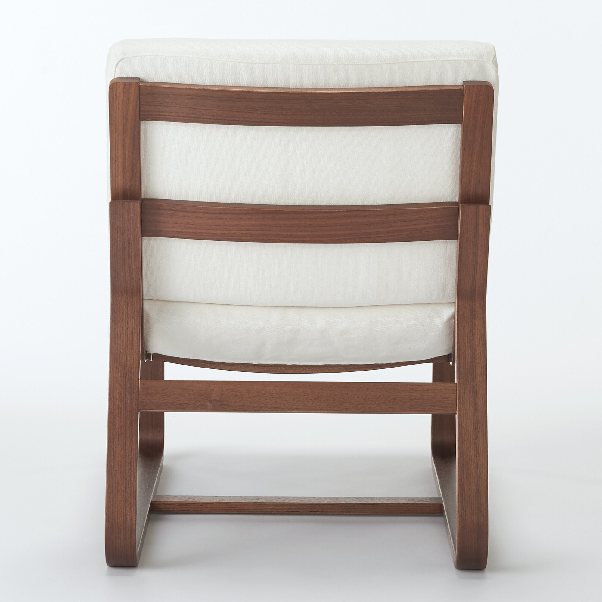 リビングでもダイニングでもつかえるソファチェア・ウォールナット材（カバー別売り）