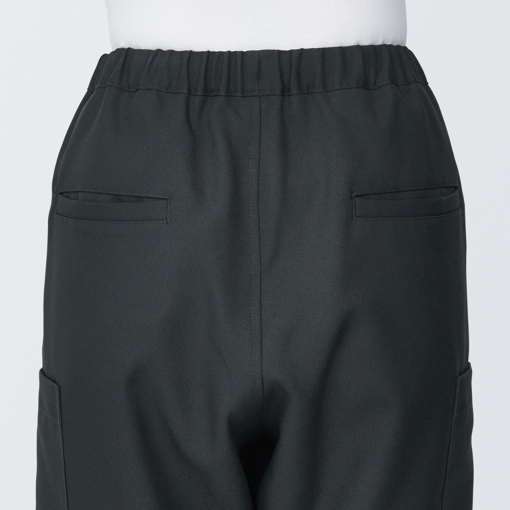 汚れが落ちやすいカーゴパンツ