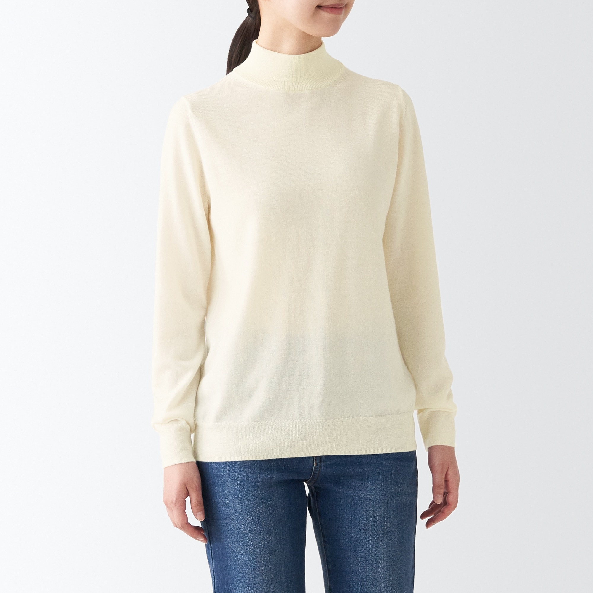 首のチクチクを抑えたハイネック洗えるセーター