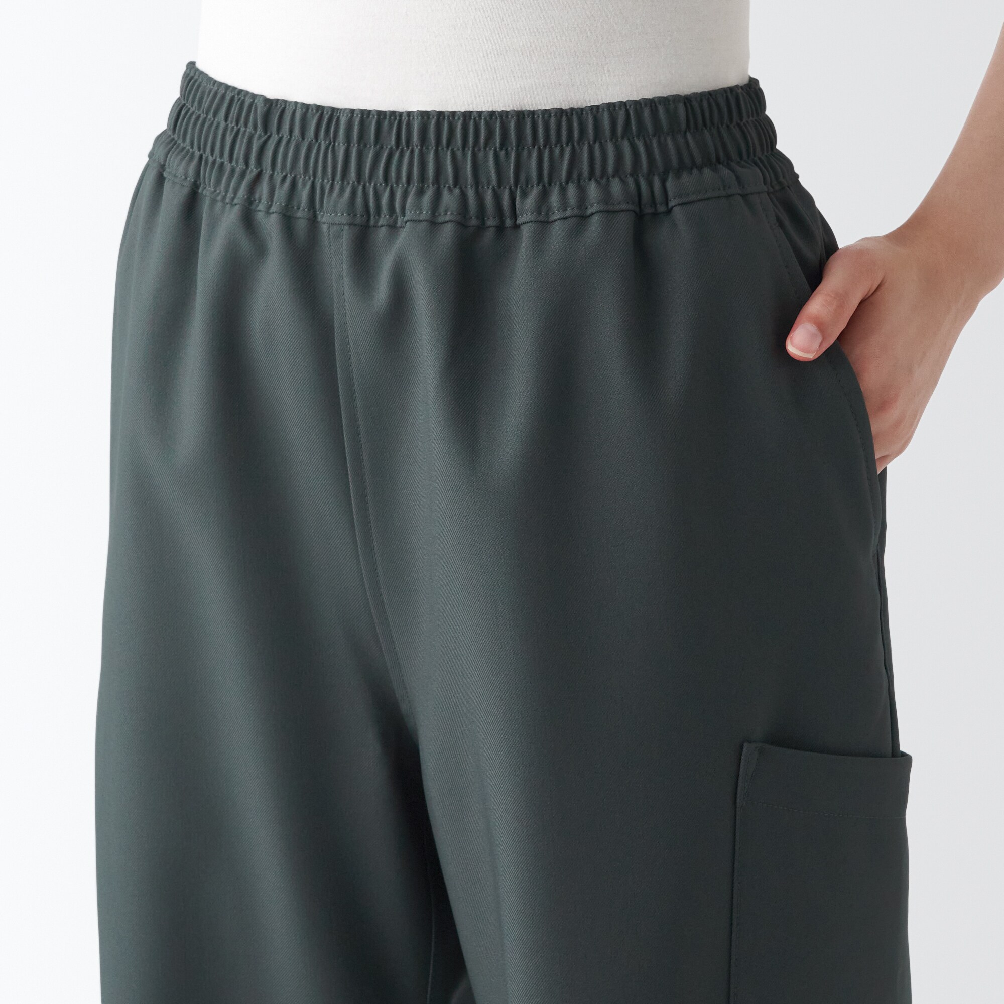 汚れが落ちやすいカーゴパンツ