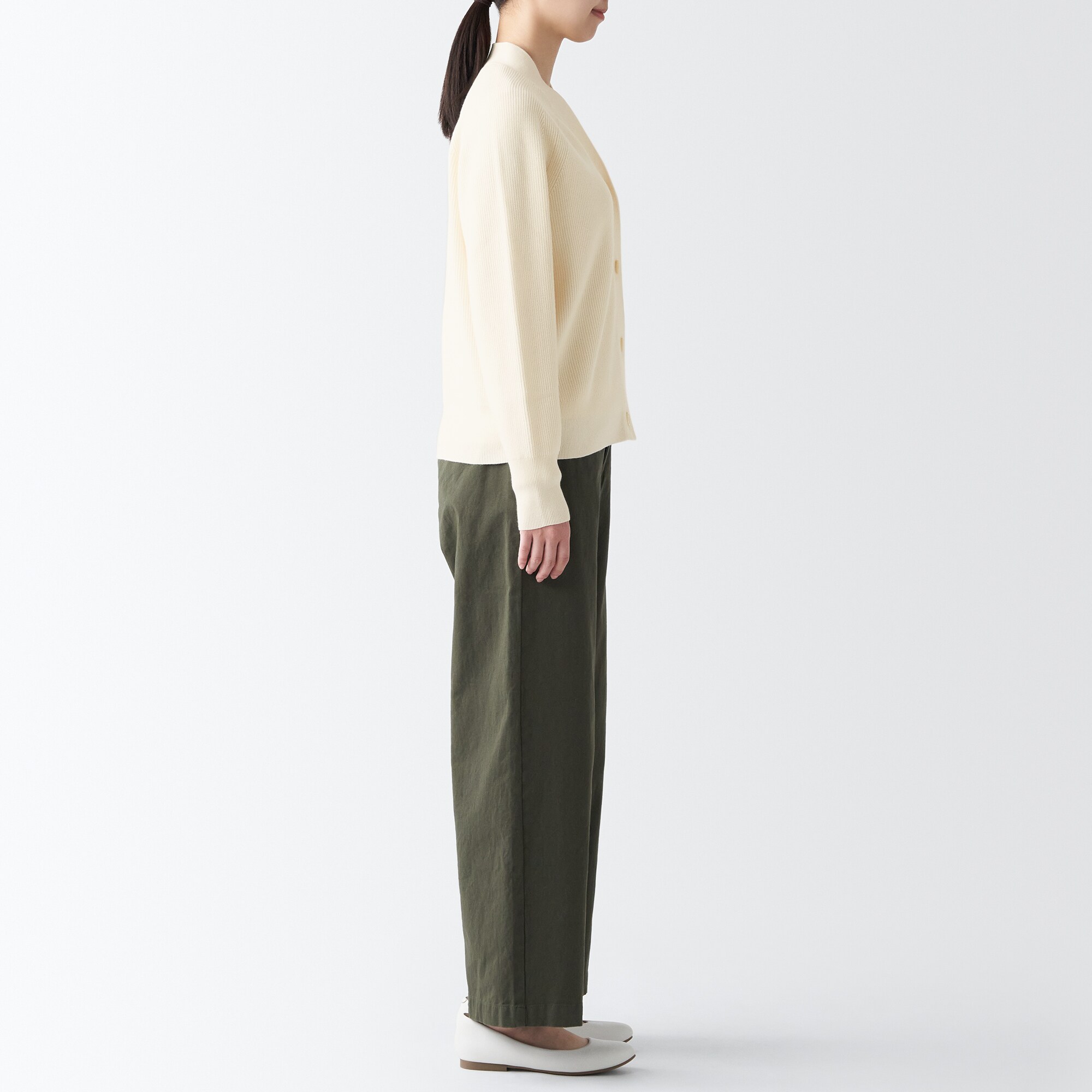 型崩れしにくい糸で編んだＶネックカーディガン