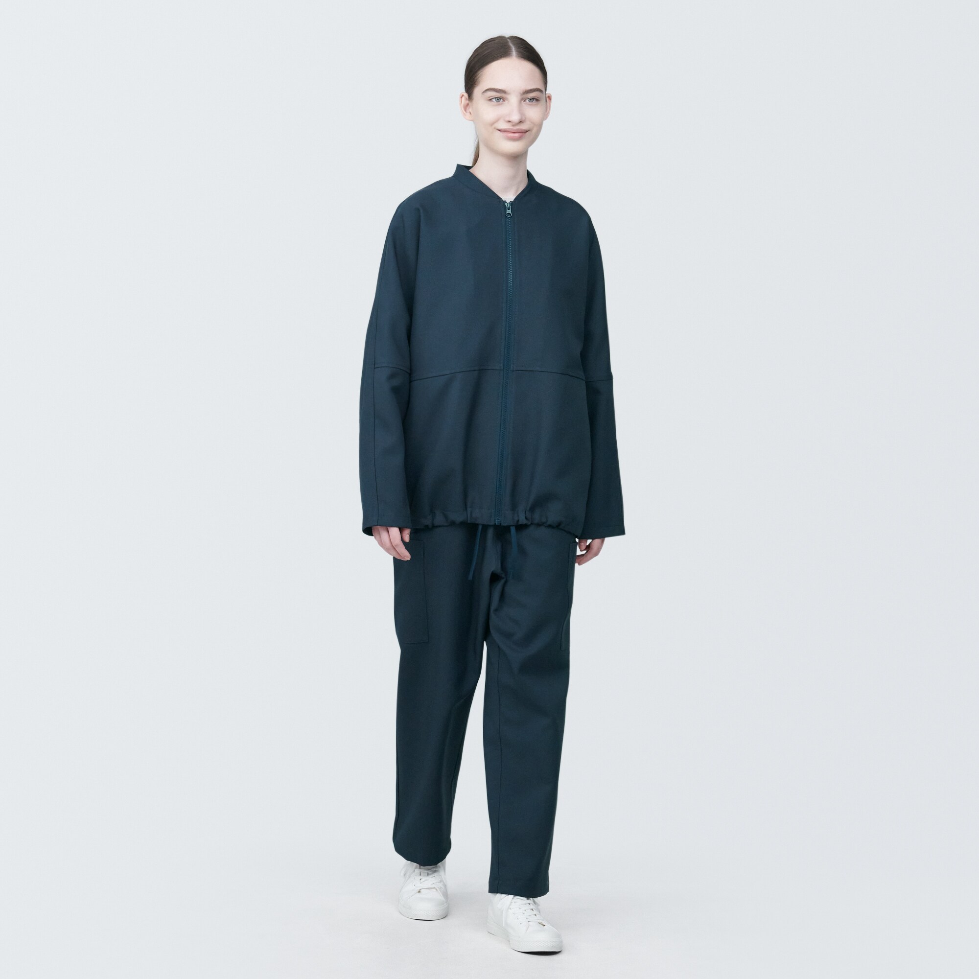汚れが落ちやすいジップアップブルゾン