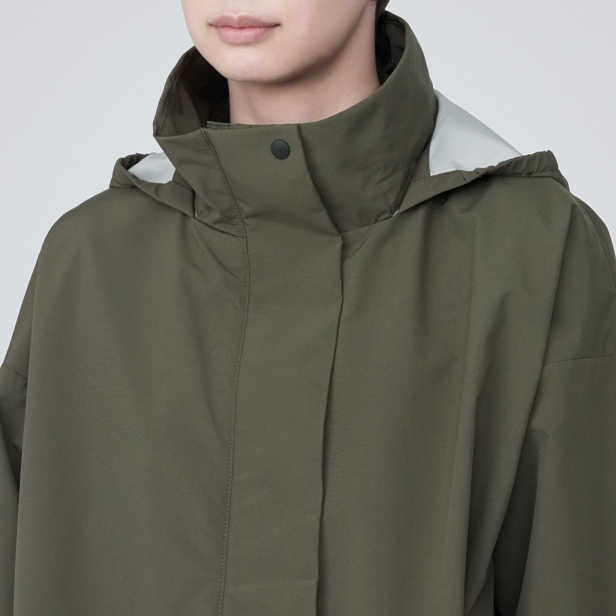 蒸れにくい　撥水フード付きロングコート