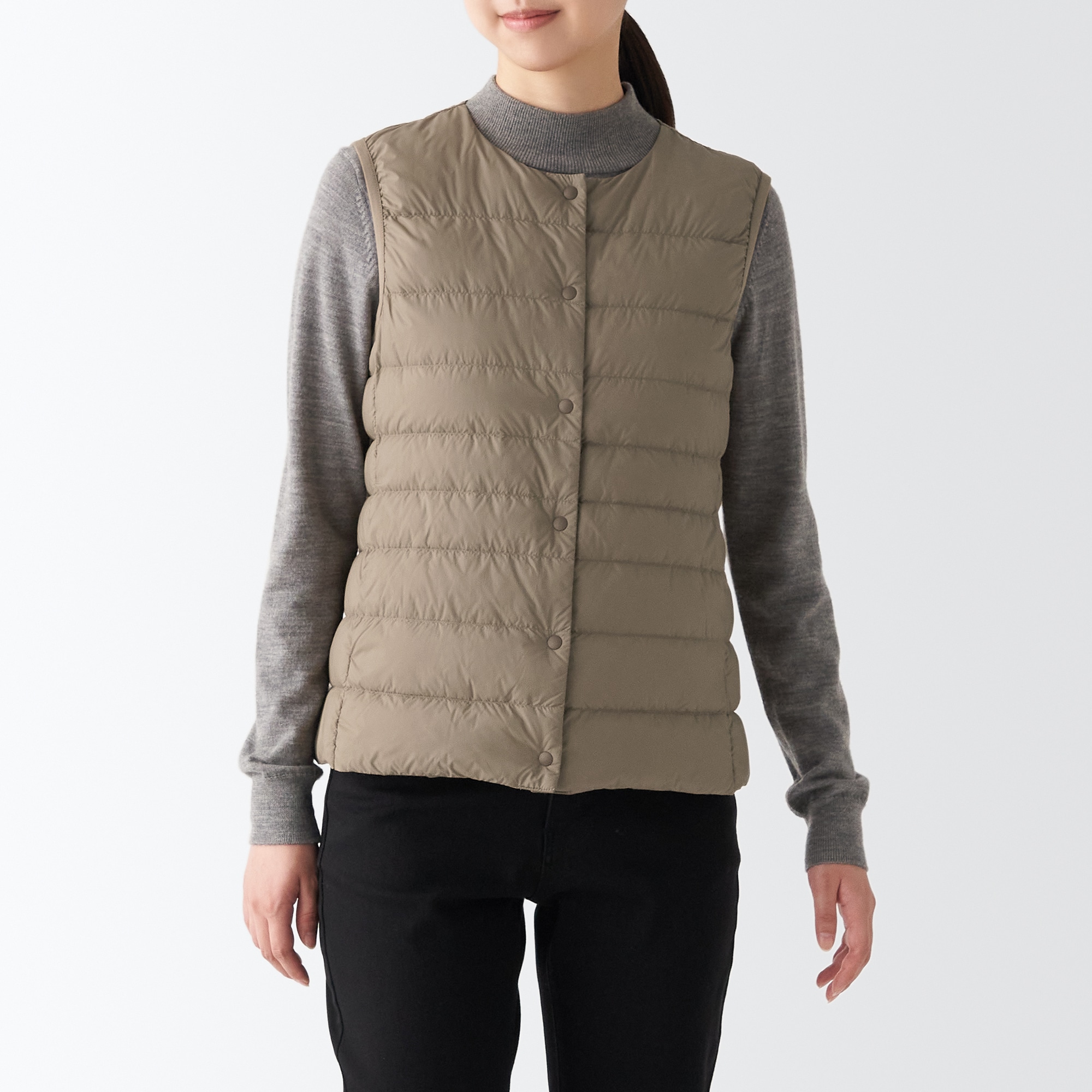 再生ナイロン軽量ノーカラーダウンベスト（数量限定）