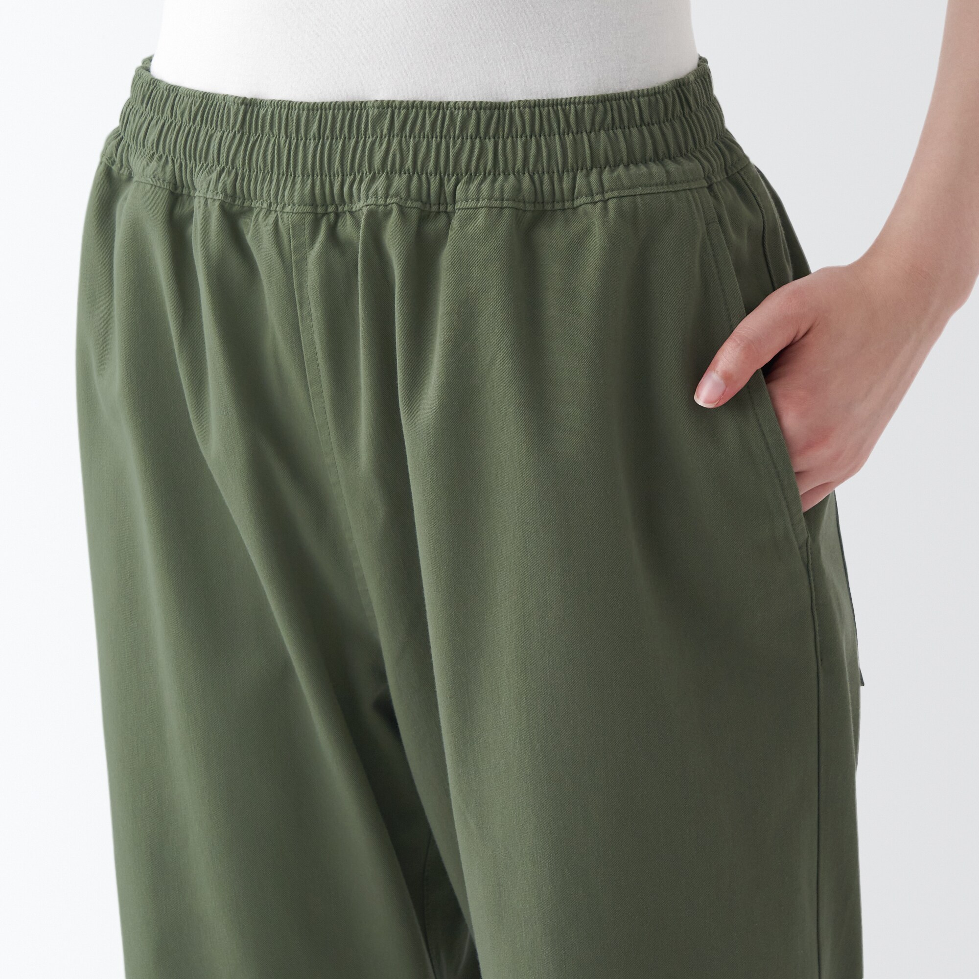 燃えにくい素材を使ったワイドパンツ