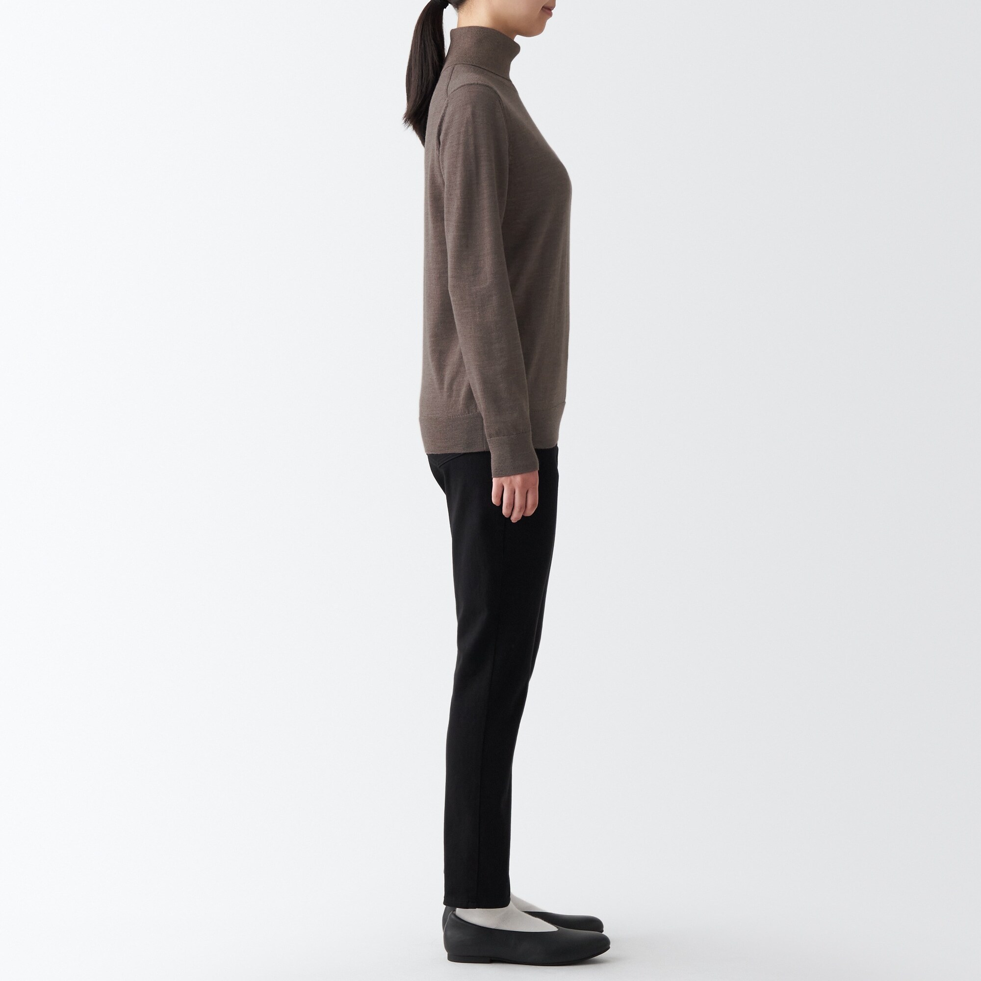 首のチクチクを抑えたタートルネック洗えるセーター