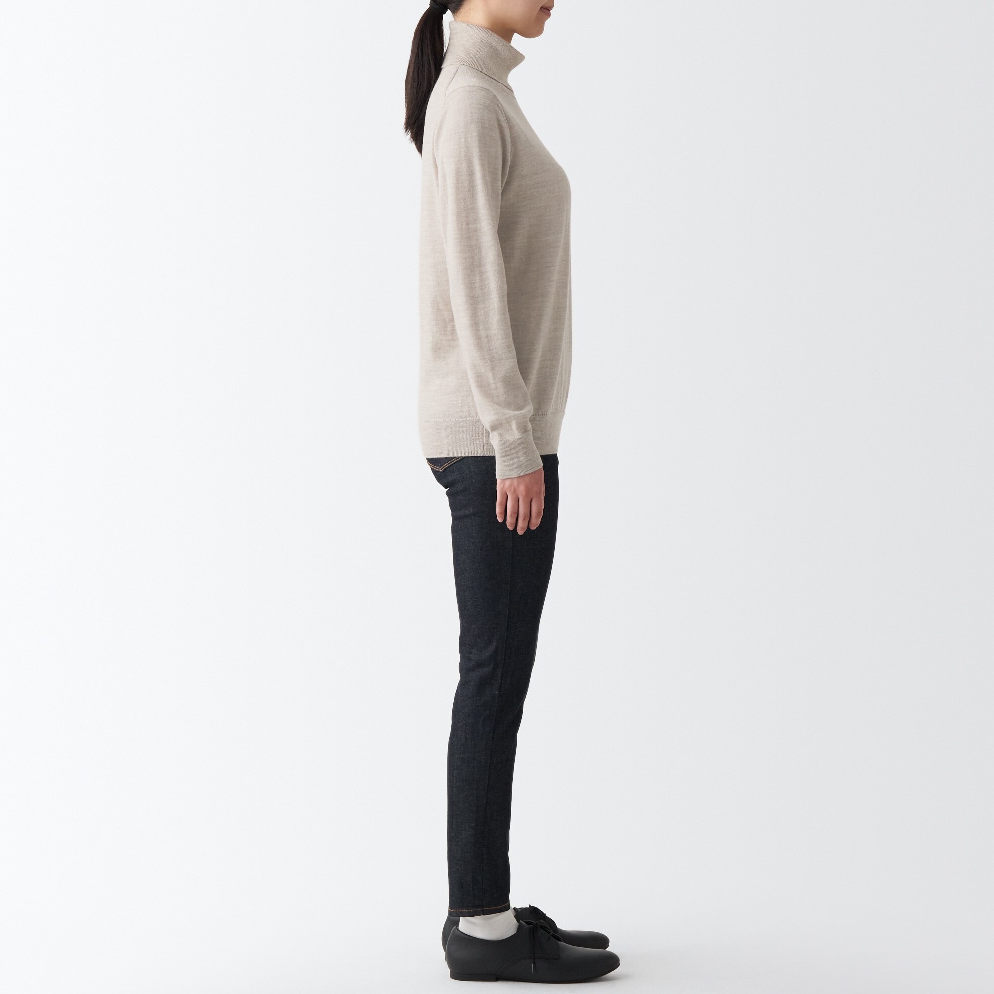 首のチクチクを抑えたタートルネック洗えるセーター