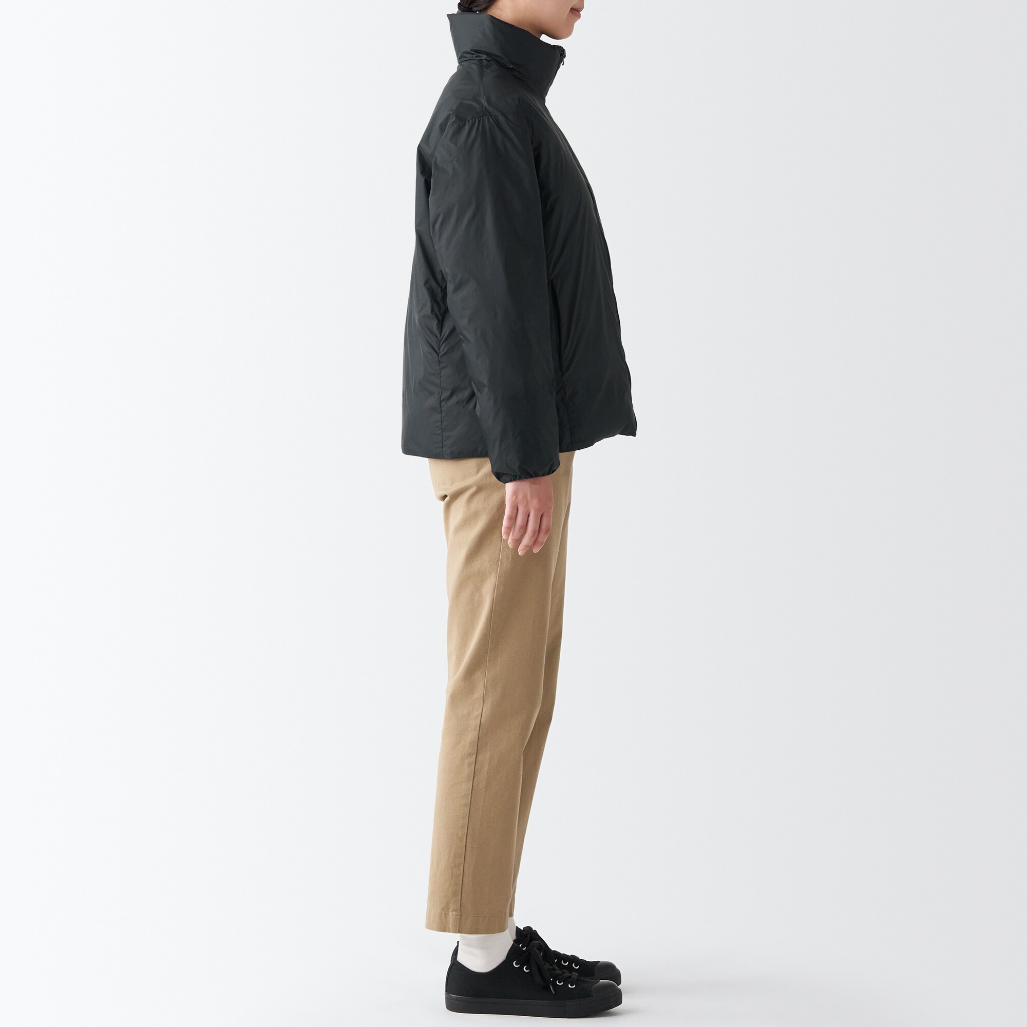 再生ナイロン軽量スタンドカラーダウンジャケット