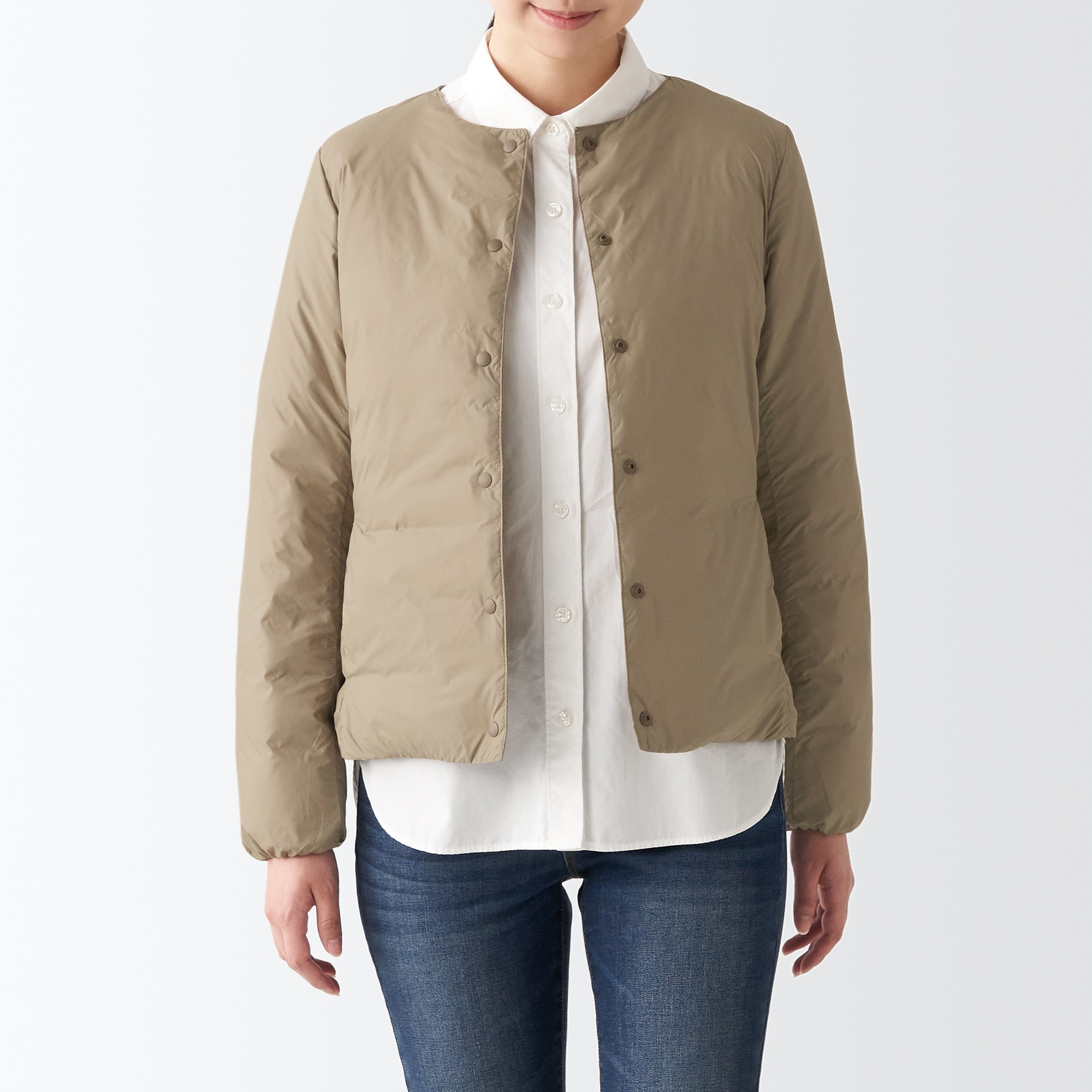 再生ナイロン軽量ノーカラーダウンジャケット（数量限定）