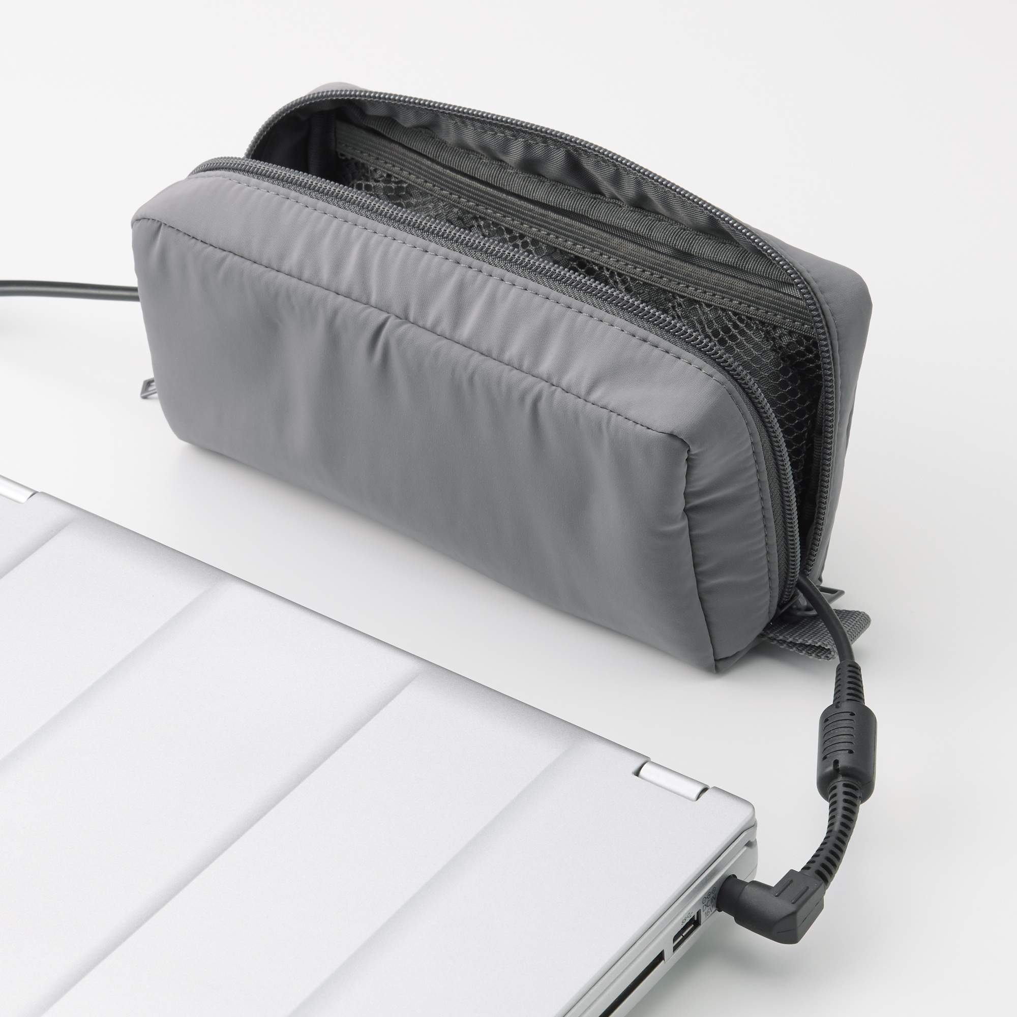 ポリエステルガジェットポーチ　約幅２０×高さ９×マチ６ｃｍ