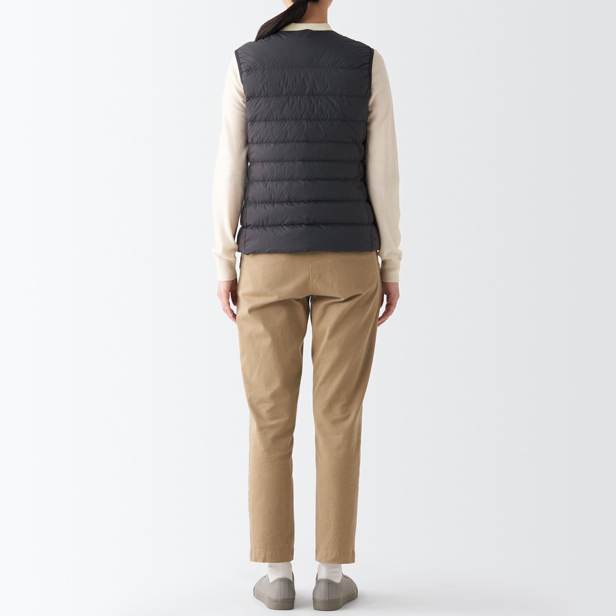 再生ナイロン軽量ノーカラーダウンベスト（数量限定）
