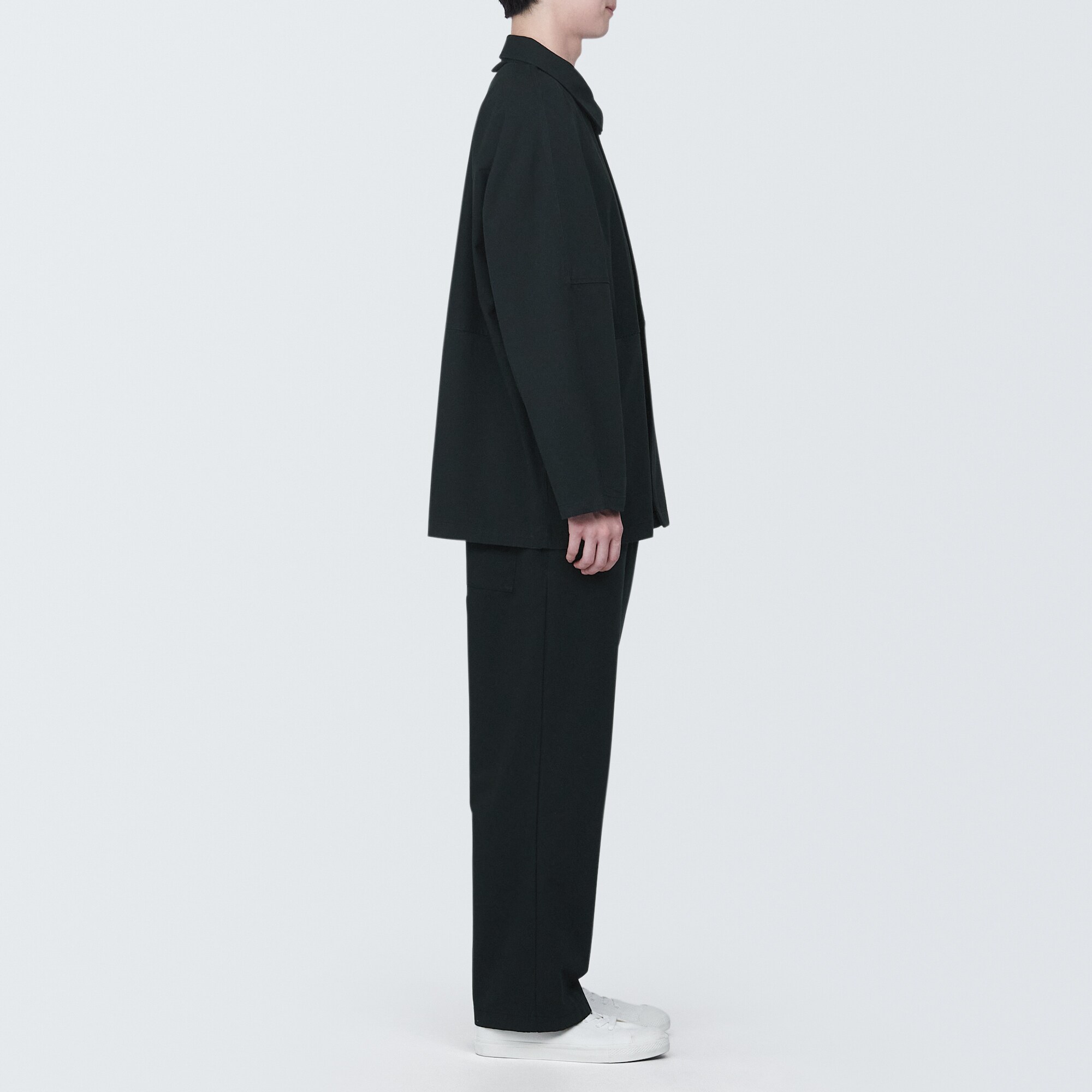 燃えにくい素材を使ったストレートパンツ