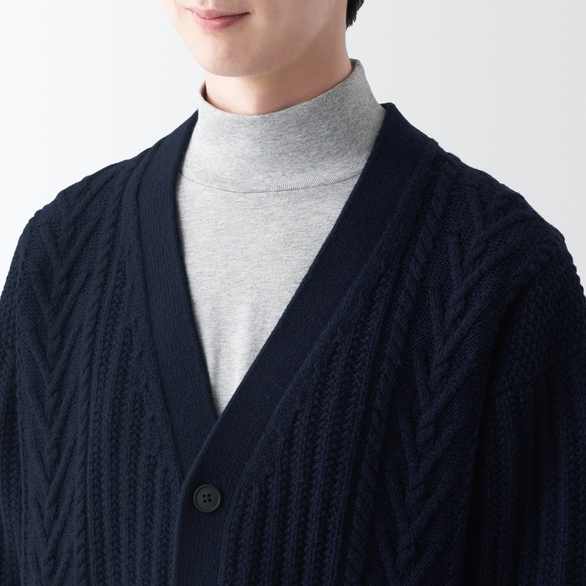 メリノウールケーブル柄Ｖネックカーディガン