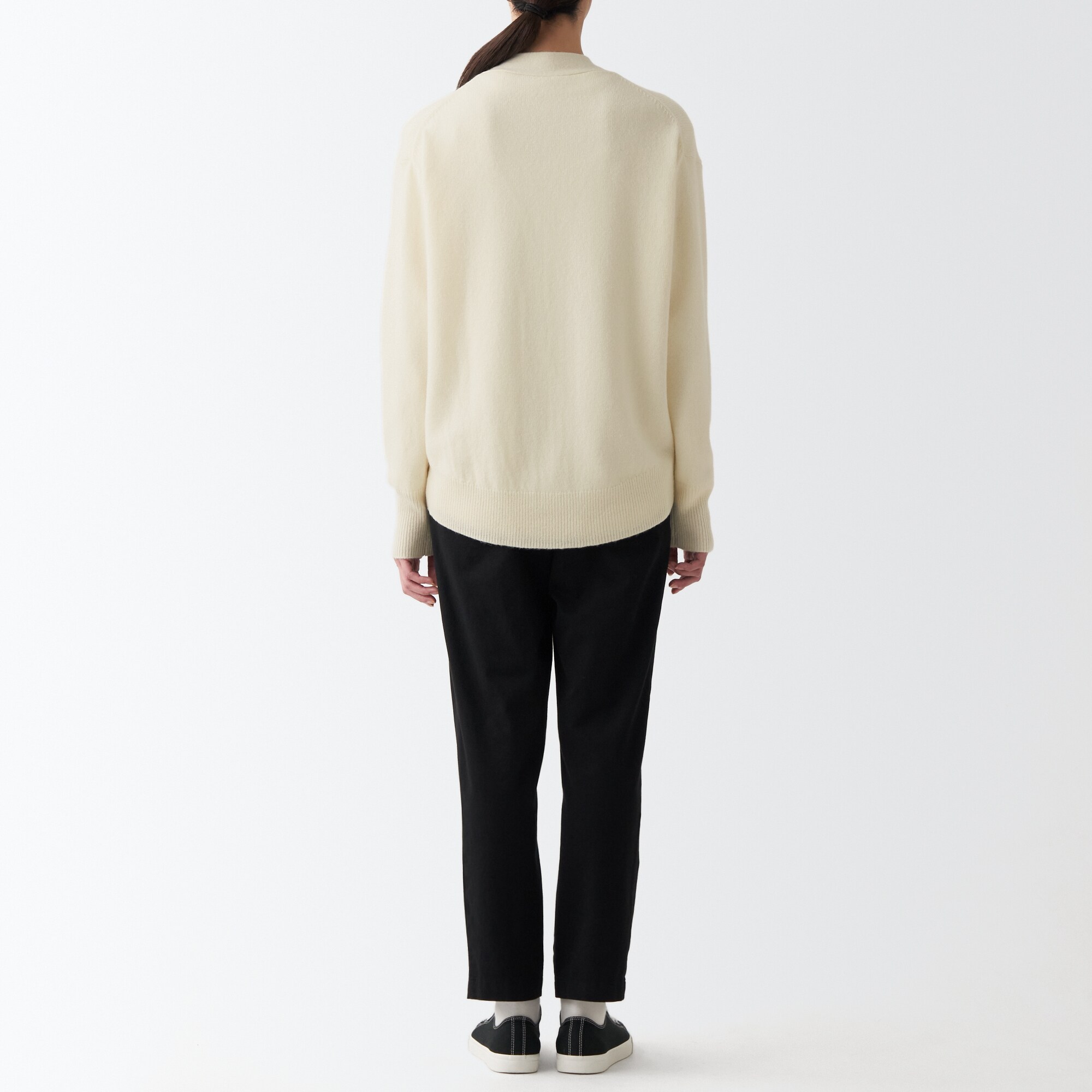 ウールミドルゲージＶネックカーディガン