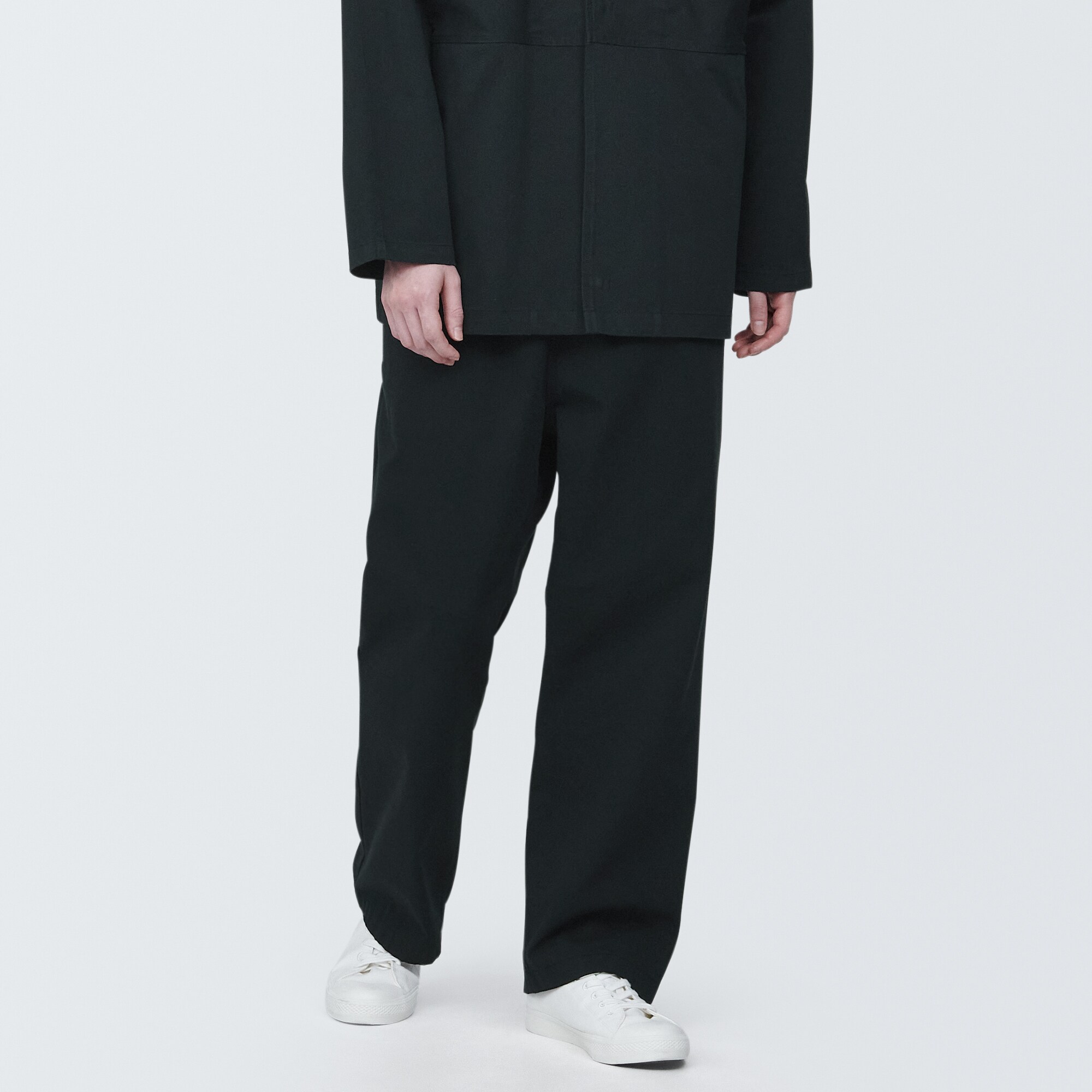 燃えにくい素材を使ったストレートパンツ