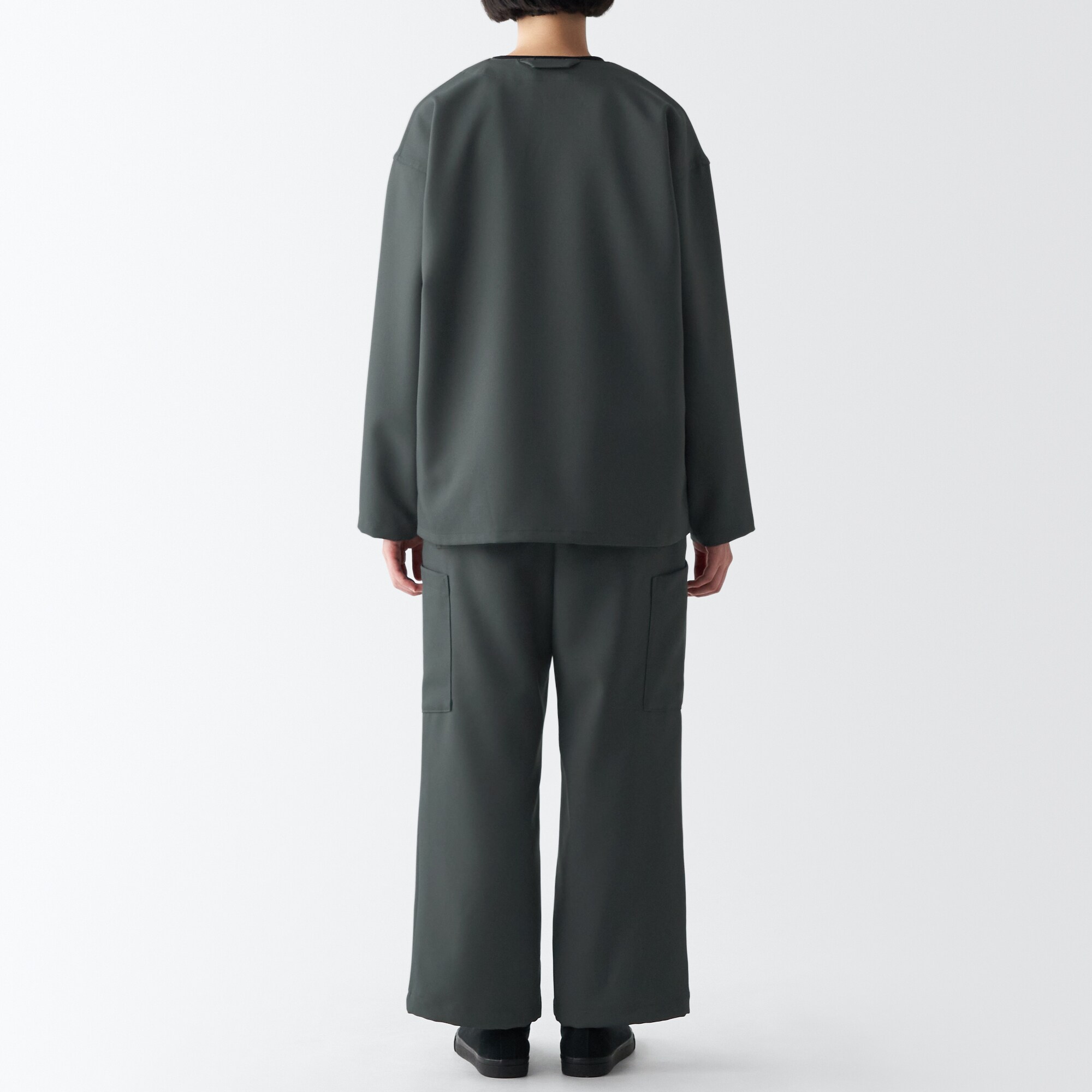 汚れが落ちやすいノーカラージャケット