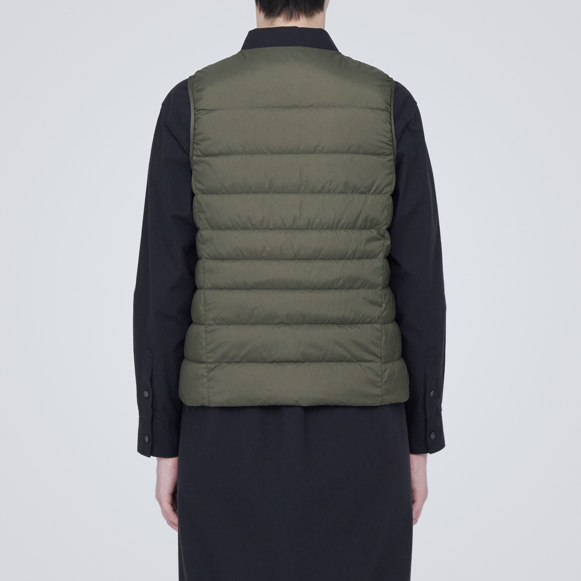 軽量ダウンノーカラーベスト（帯電防止裏地）