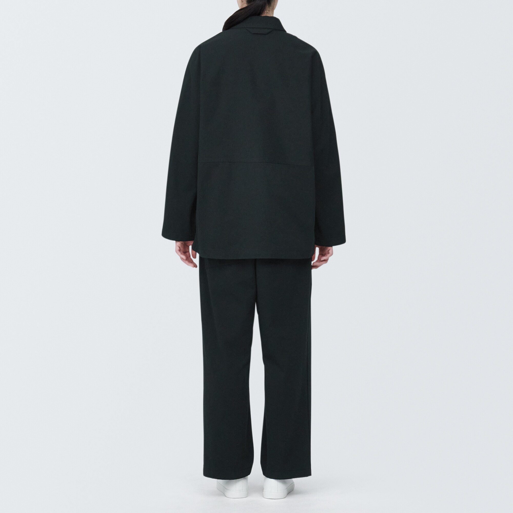 燃えにくい素材を使ったストレートパンツ