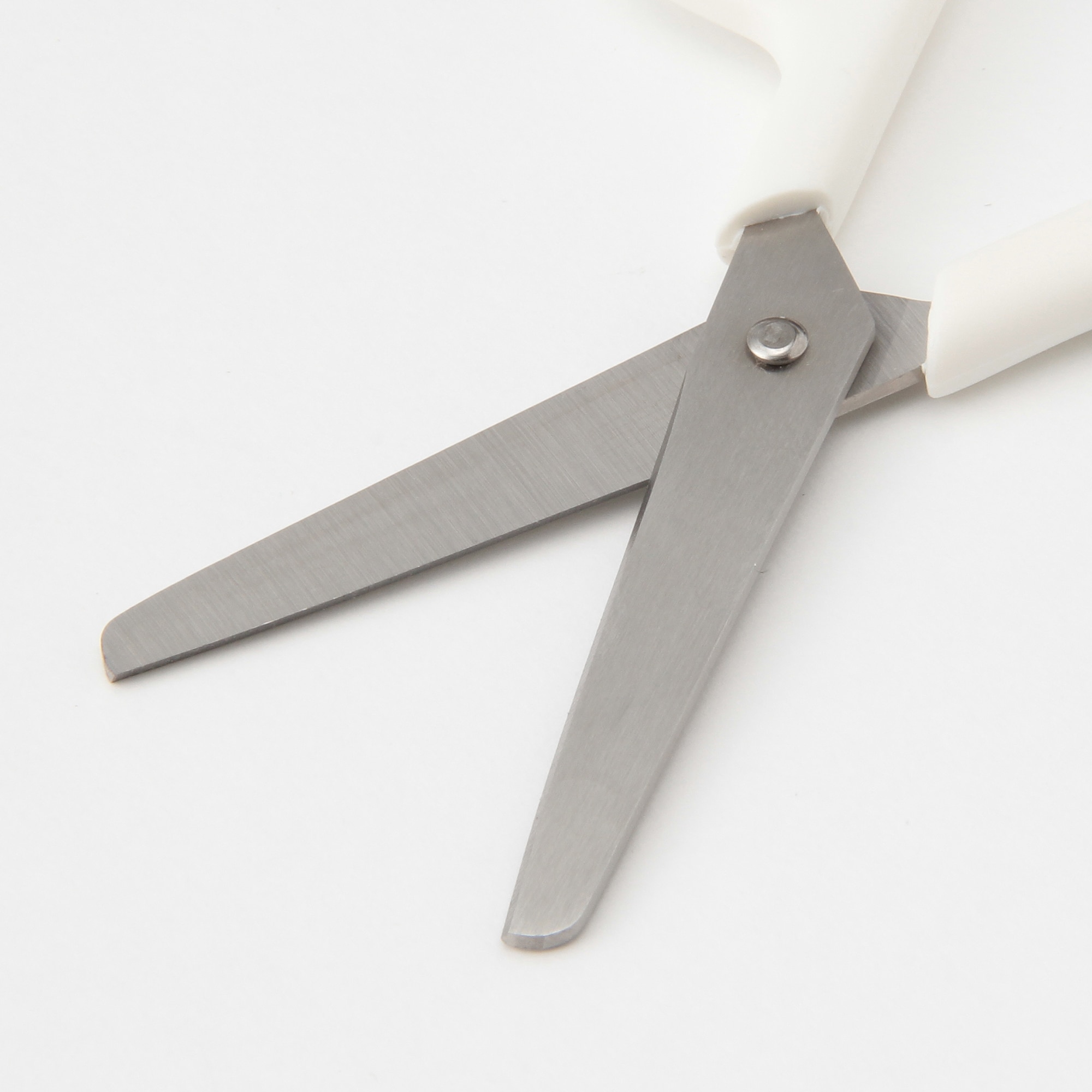 ステンレスはさみ　白・全長約１０．５ｃｍ