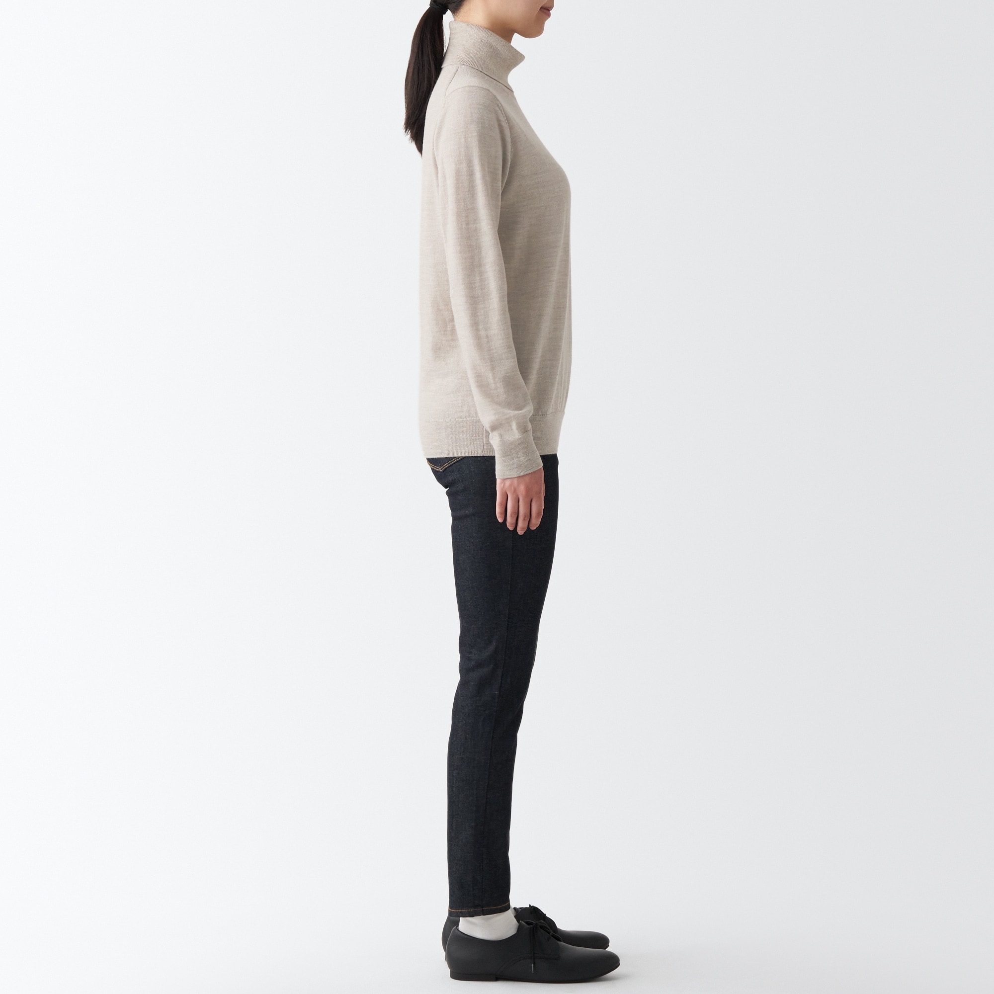 首のチクチクを抑えたタートルネック洗えるセーター