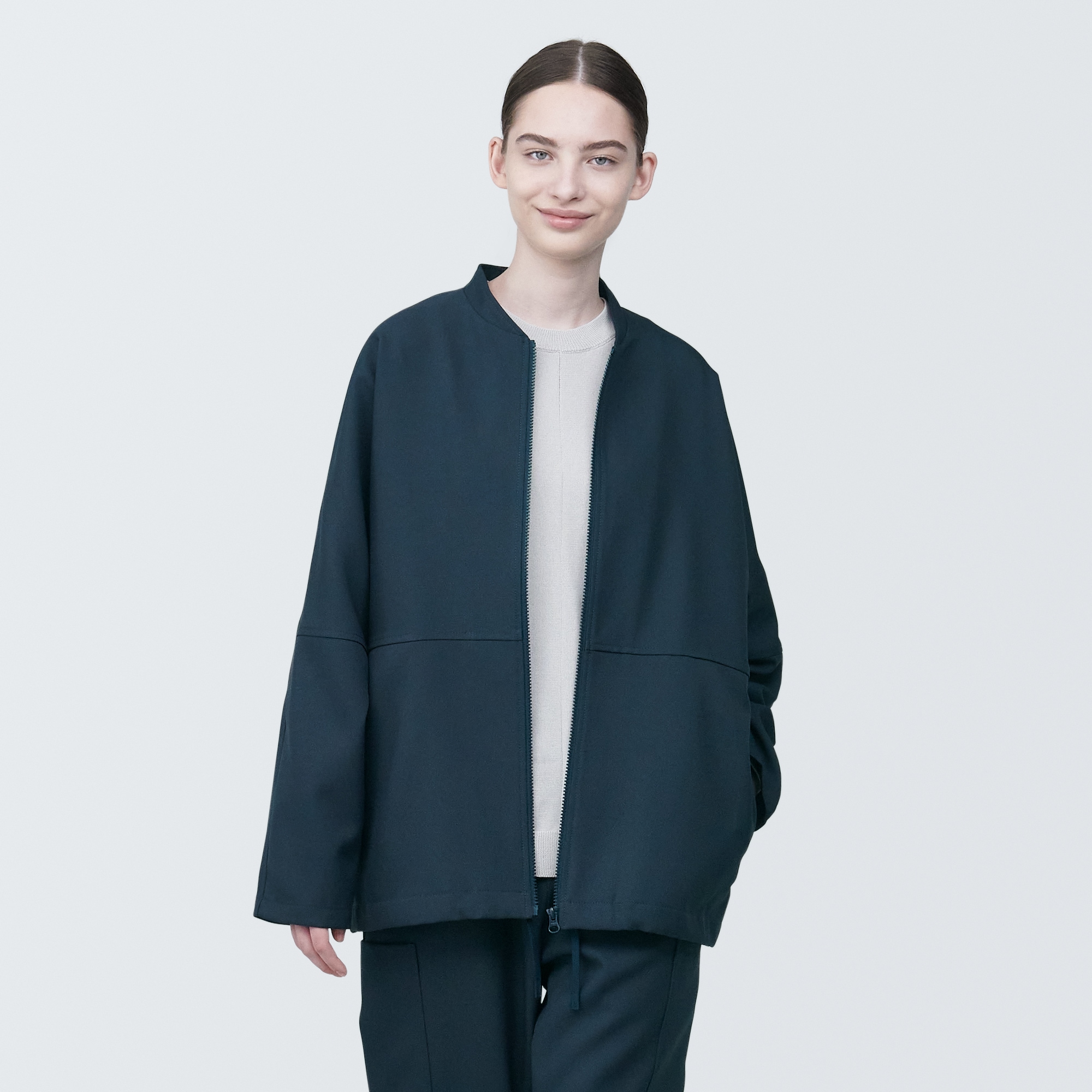 汚れが落ちやすいジップアップブルゾン