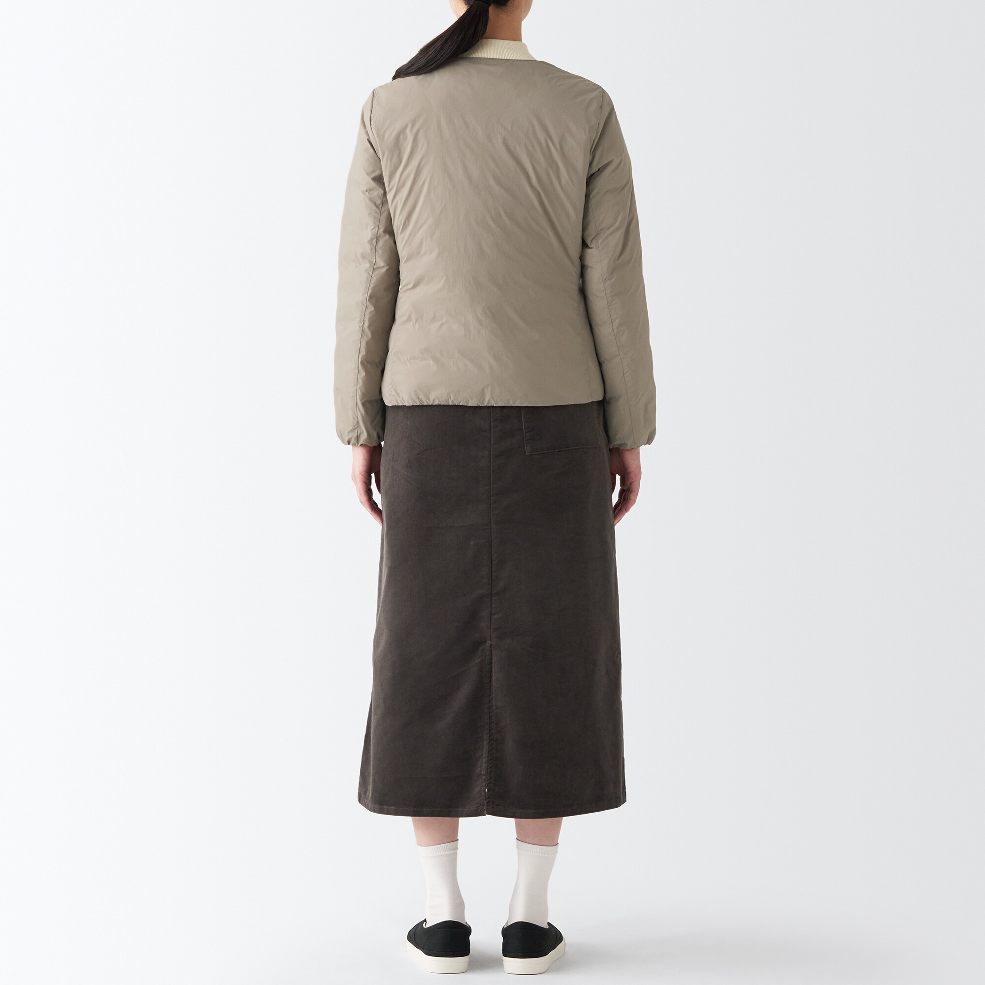 再生ナイロン軽量ノーカラーダウンジャケット（数量限定）