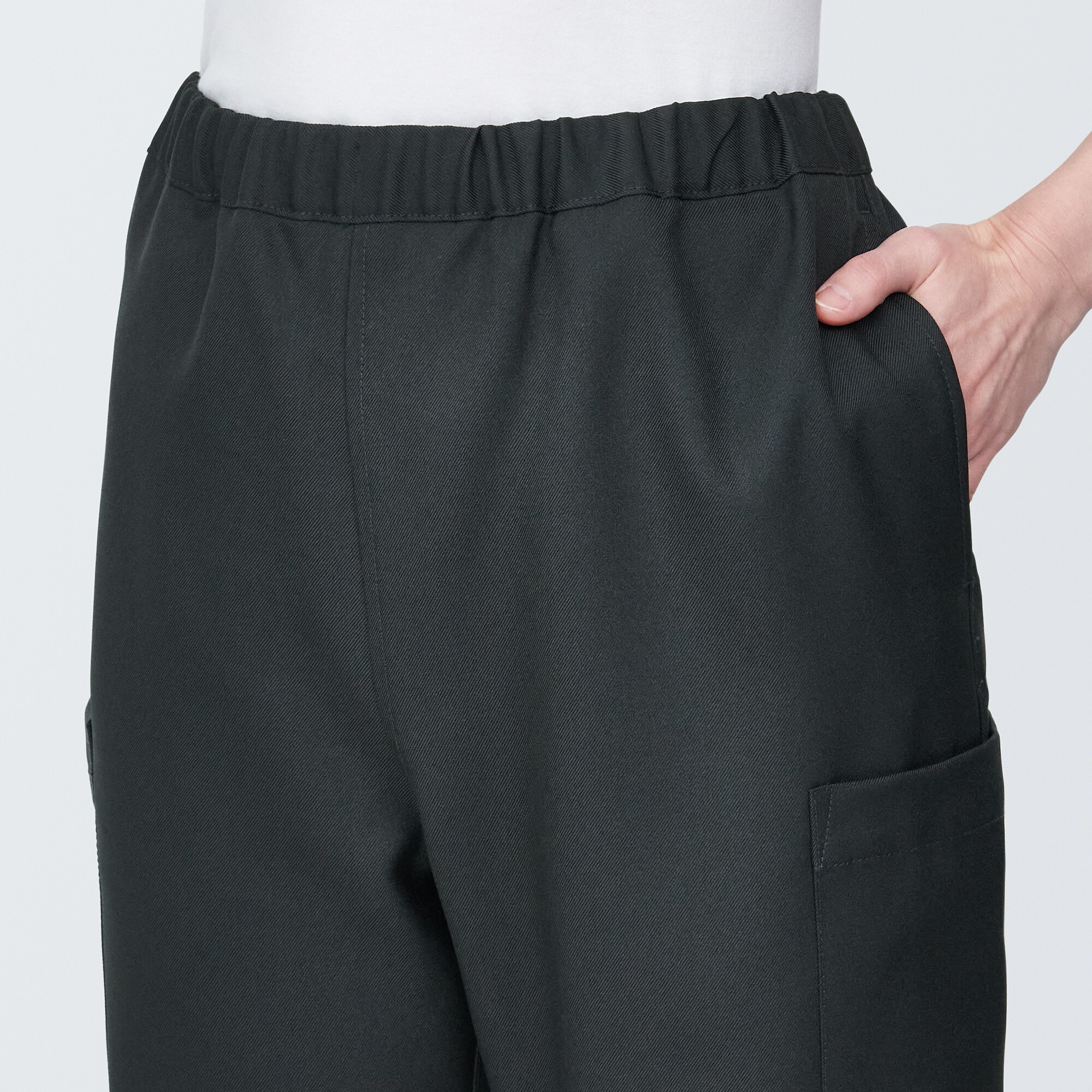 汚れが落ちやすいカーゴパンツ