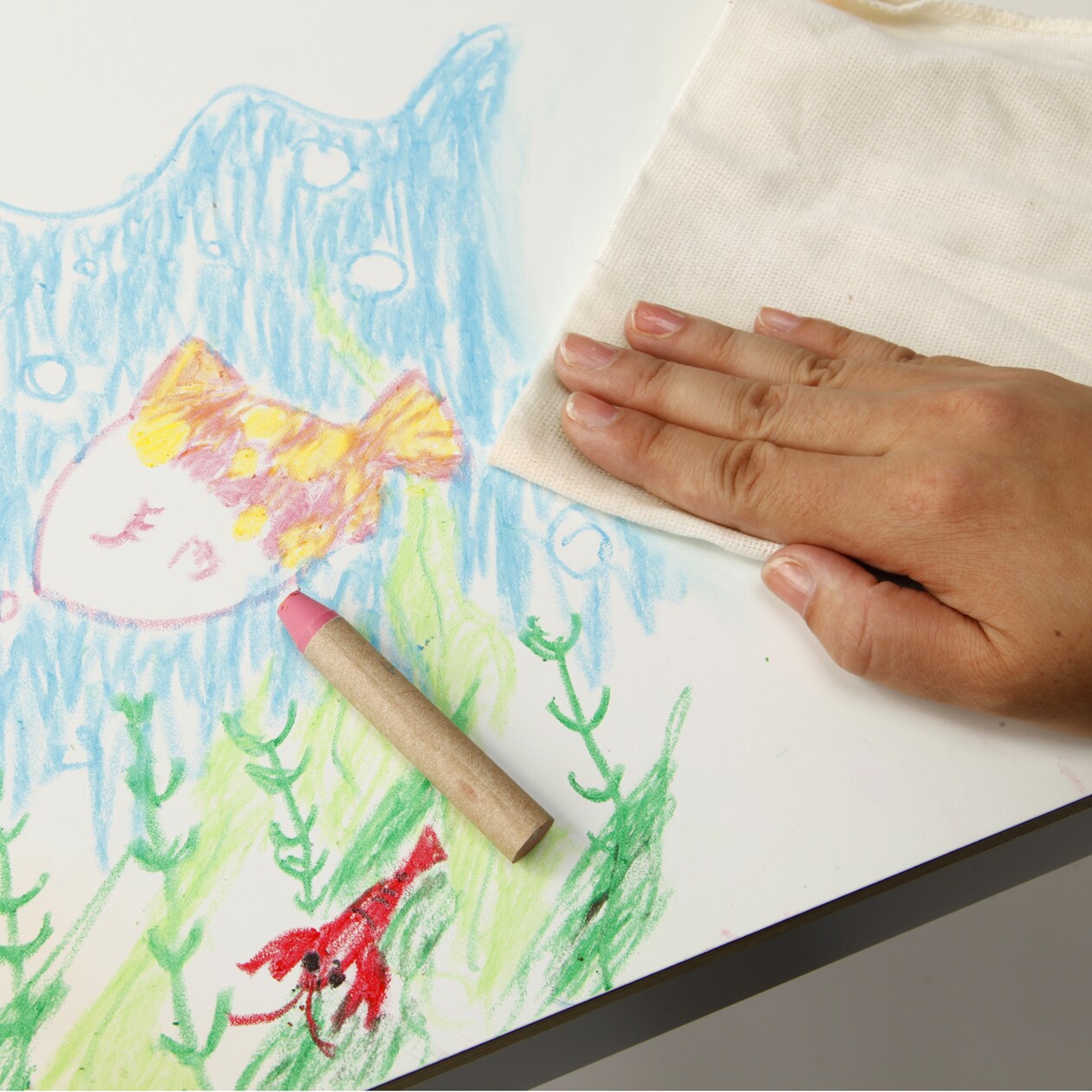 ぬれタオルで簡単におとせるクレヨン　１２色