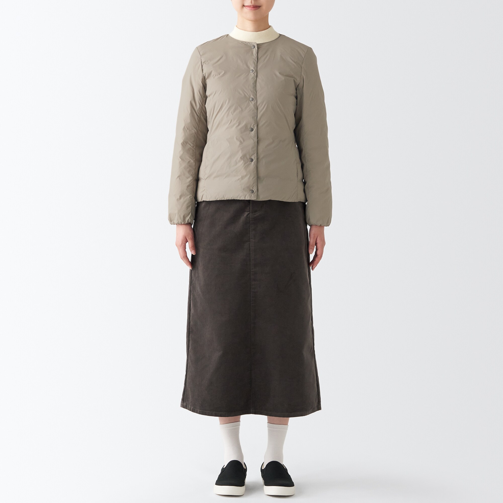 再生ナイロン軽量ノーカラーダウンジャケット（数量限定）