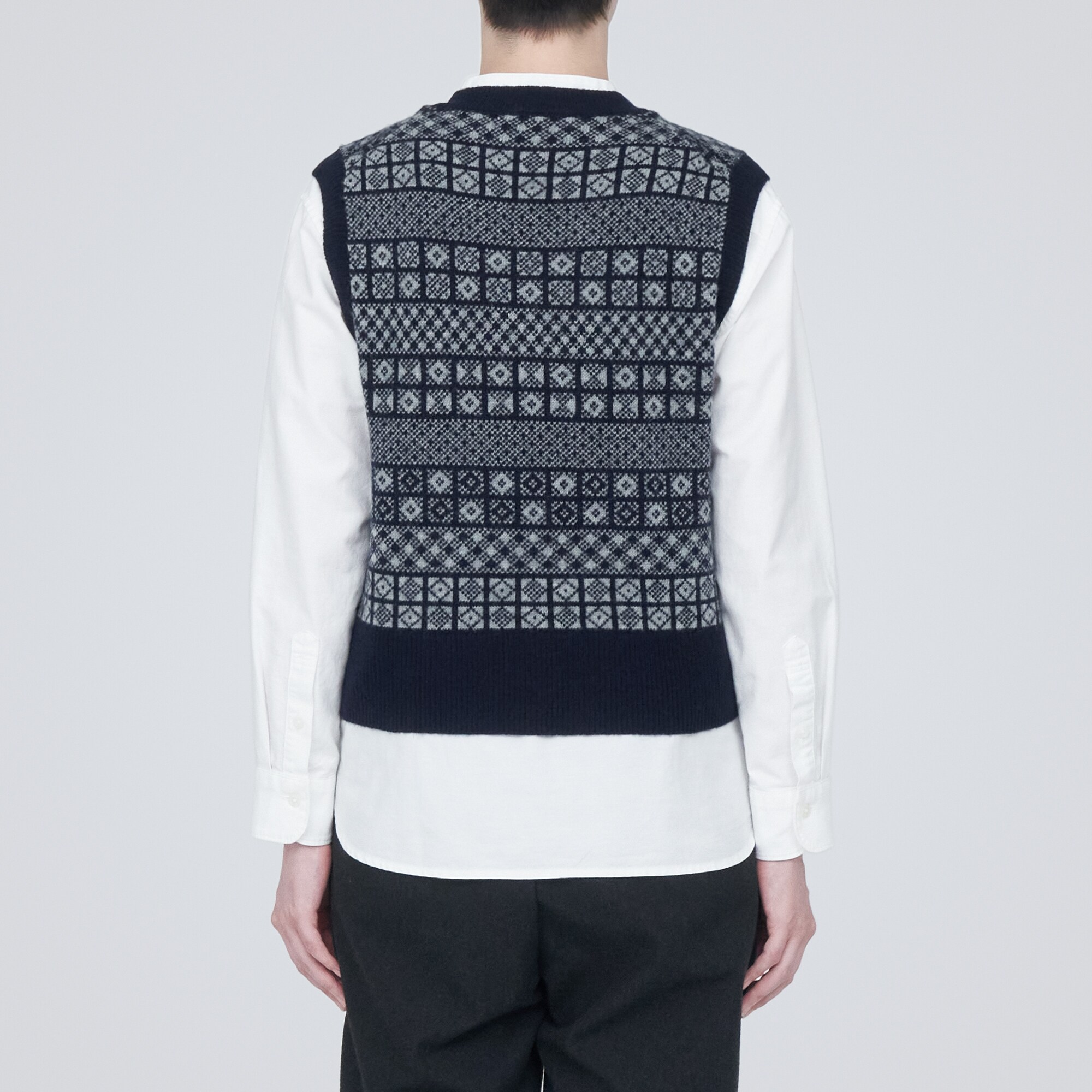 メリノウールジャカード編みＶネックベスト