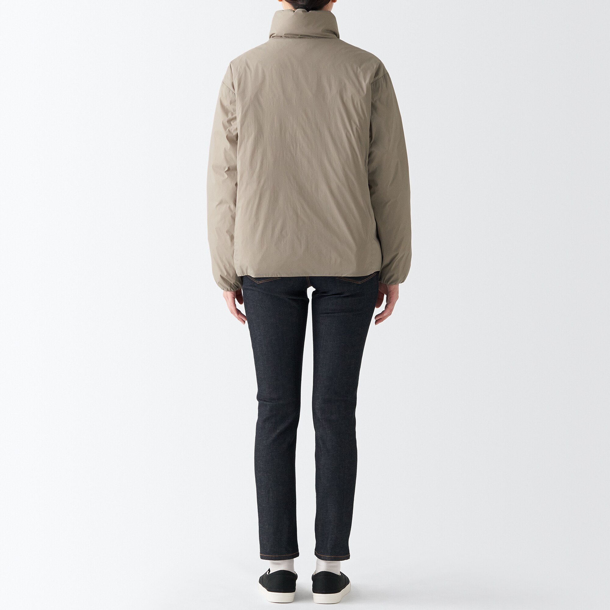 再生ナイロン軽量スタンドカラーダウンジャケット