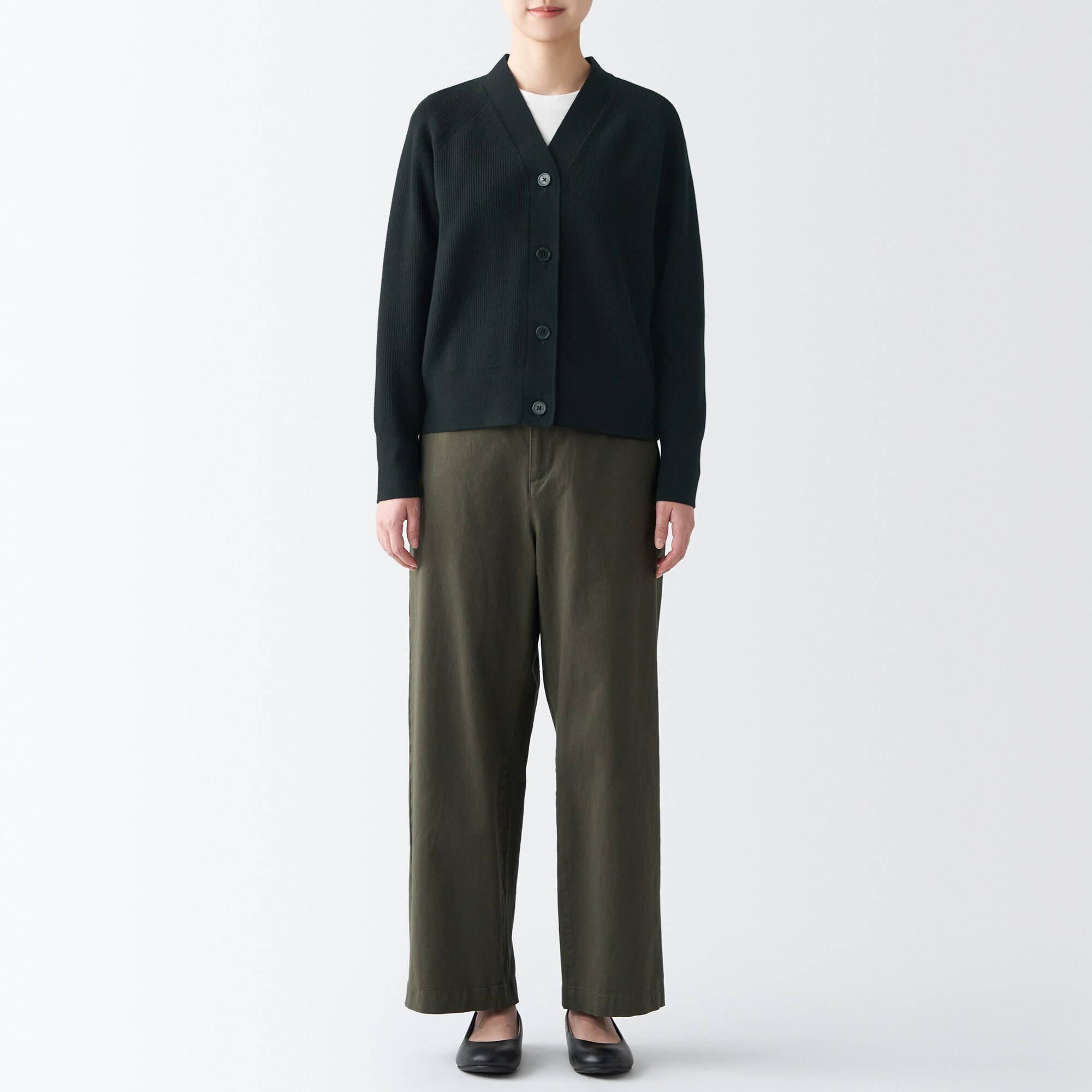 型崩れしにくい糸で編んだＶネックカーディガン