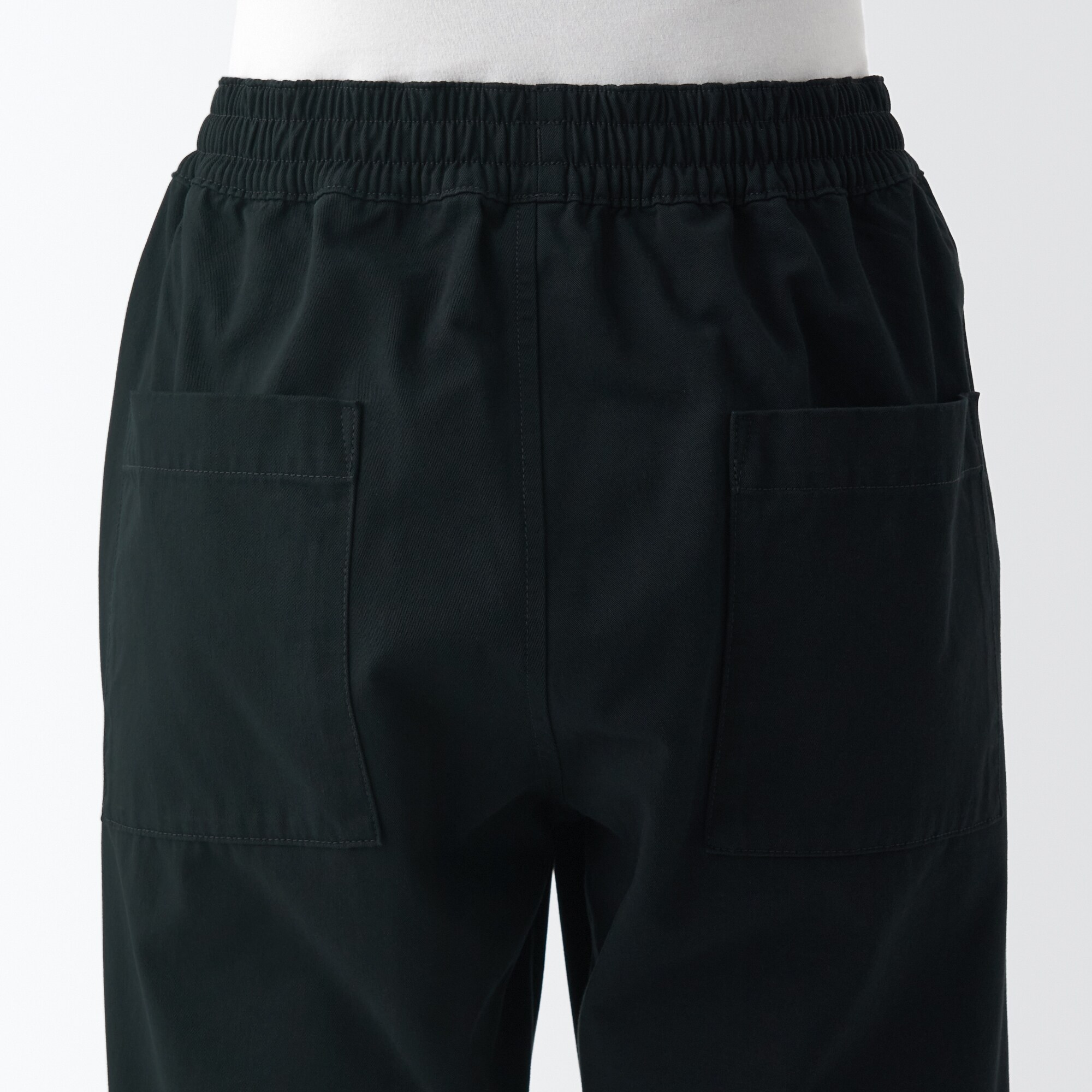 燃えにくい素材を使ったワイドパンツ