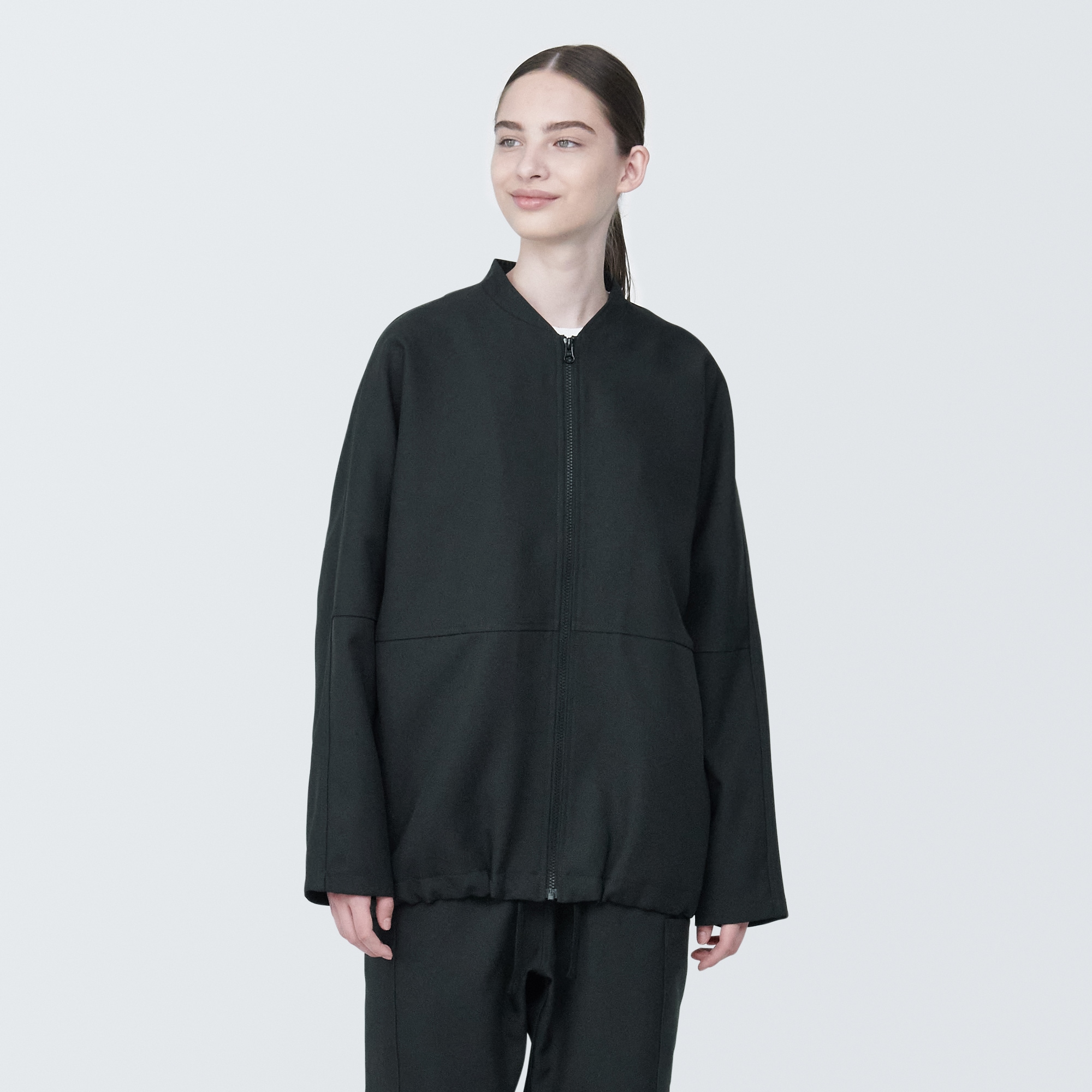 汚れが落ちやすいジップアップブルゾン