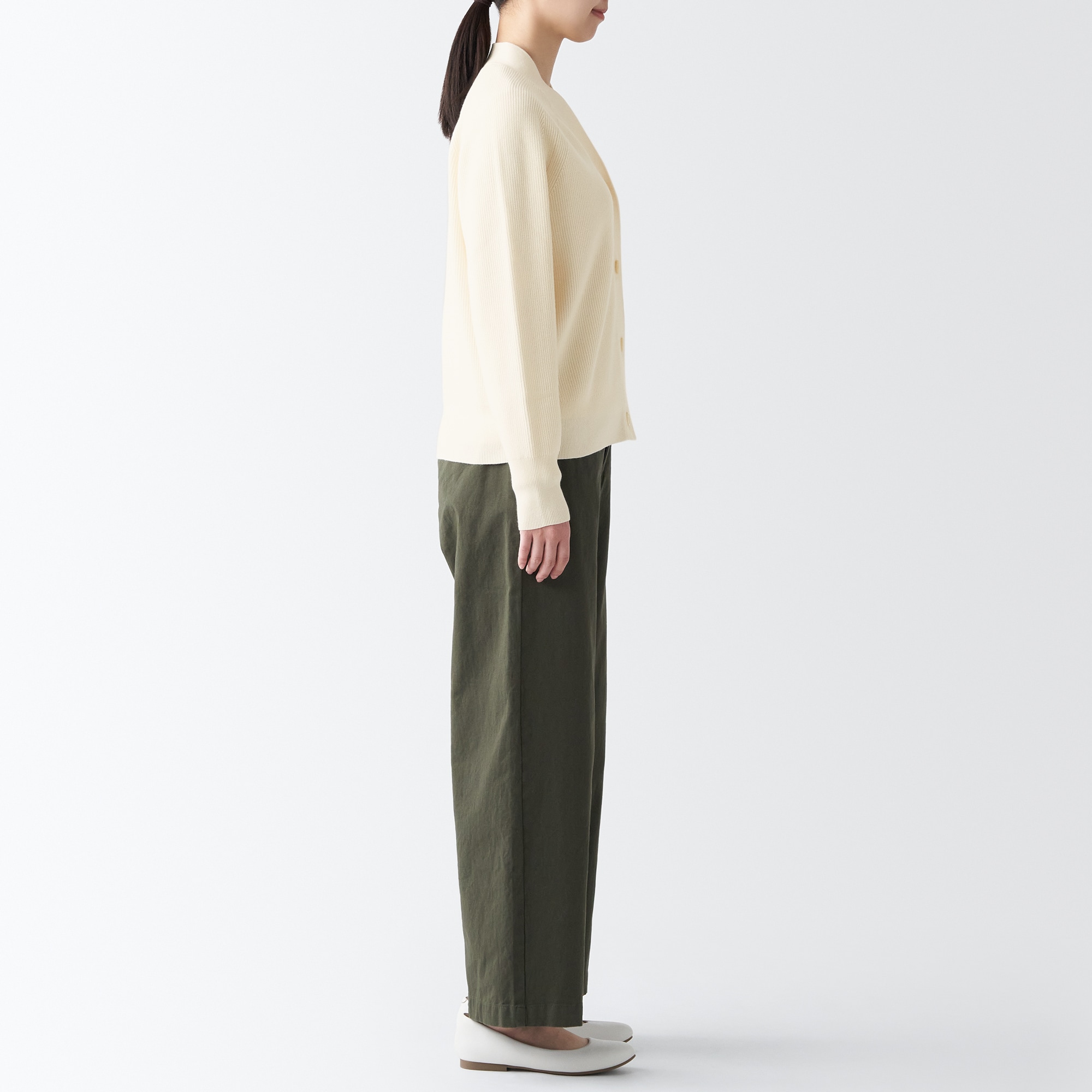 型崩れしにくい糸で編んだＶネックカーディガン