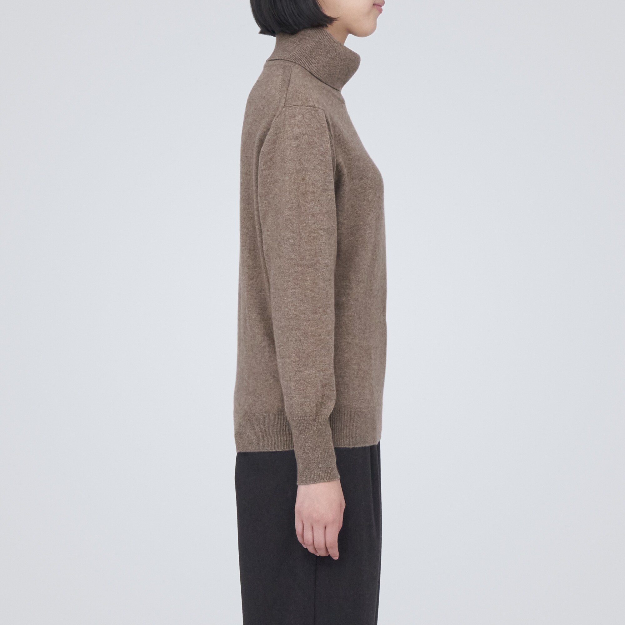 自然のまんまの色　カシミヤ　タートルネックセーター（数量限定）