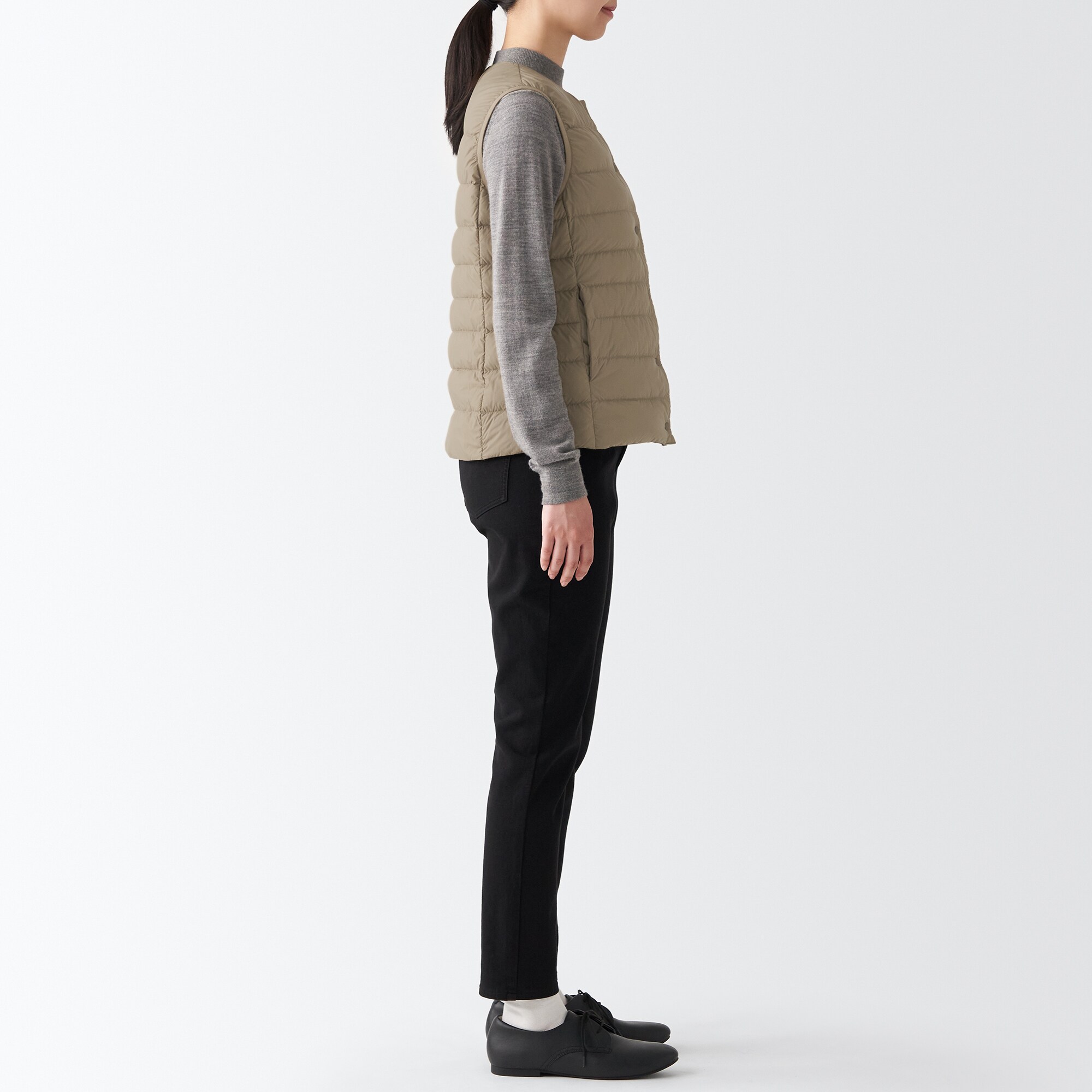 再生ナイロン軽量ノーカラーダウンベスト（数量限定）