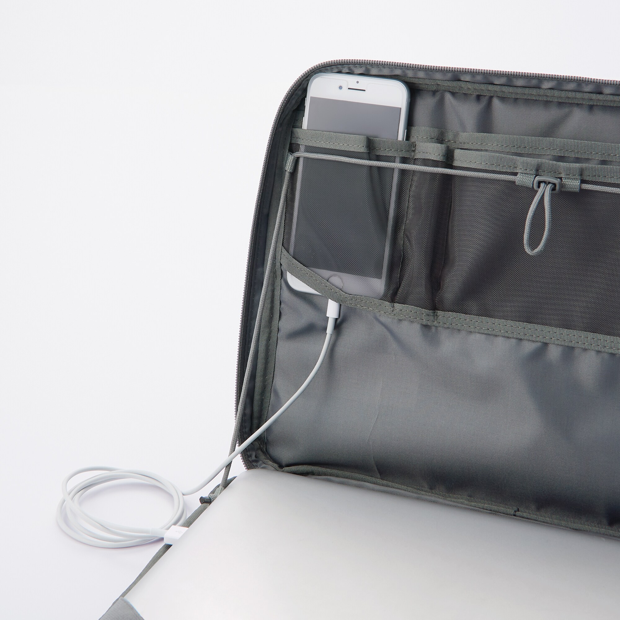 【Ａ４サイズ用】入れたまま使えるパソコンケース