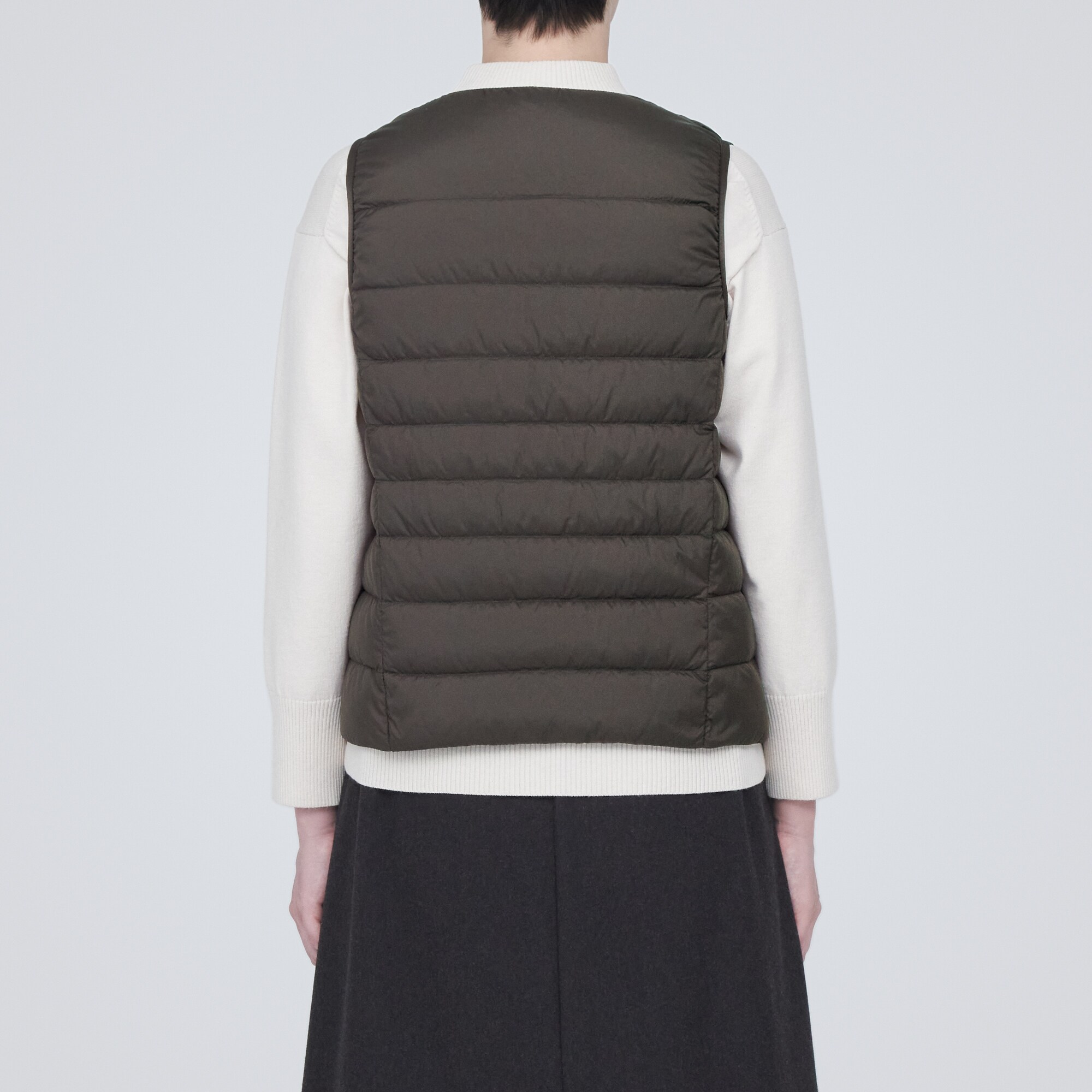 軽量ダウンノーカラーベスト（帯電防止裏地）