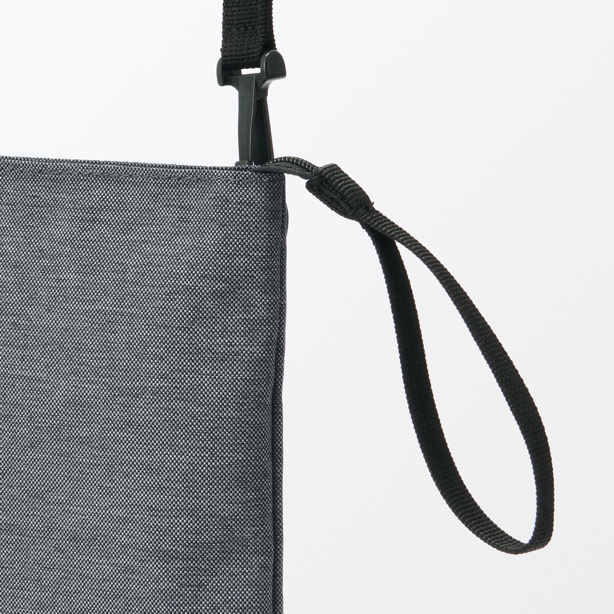 ポーチとしても使える　撥水ミニサコッシュ