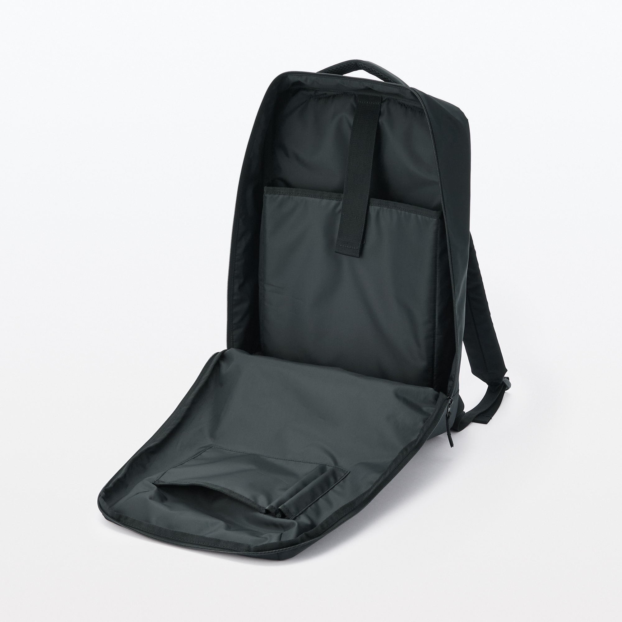 肩の負担を軽くする　撥水ビジネスリュックサック