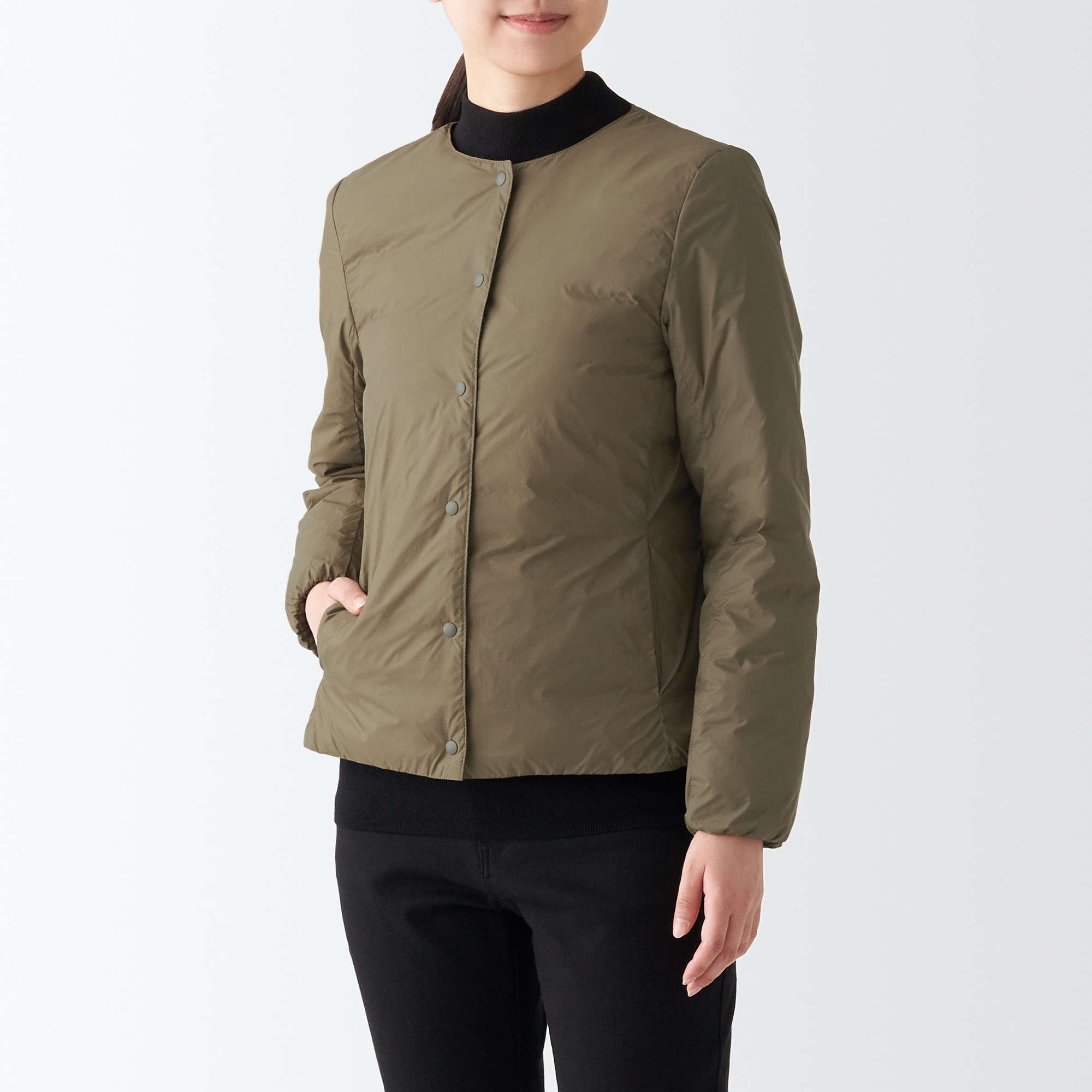 再生ナイロン軽量ノーカラーダウンジャケット（数量限定）