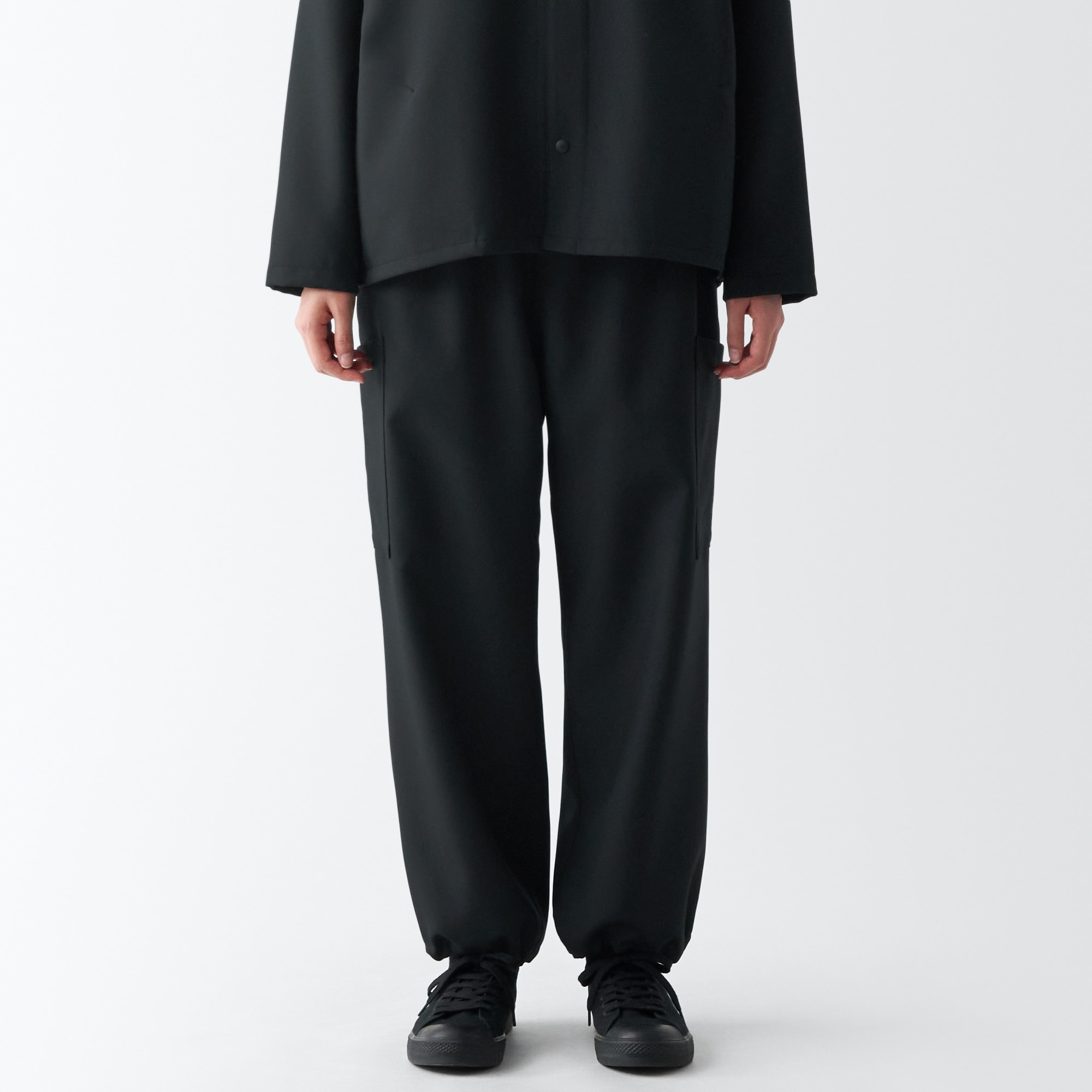 汚れが落ちやすいカーゴパンツ