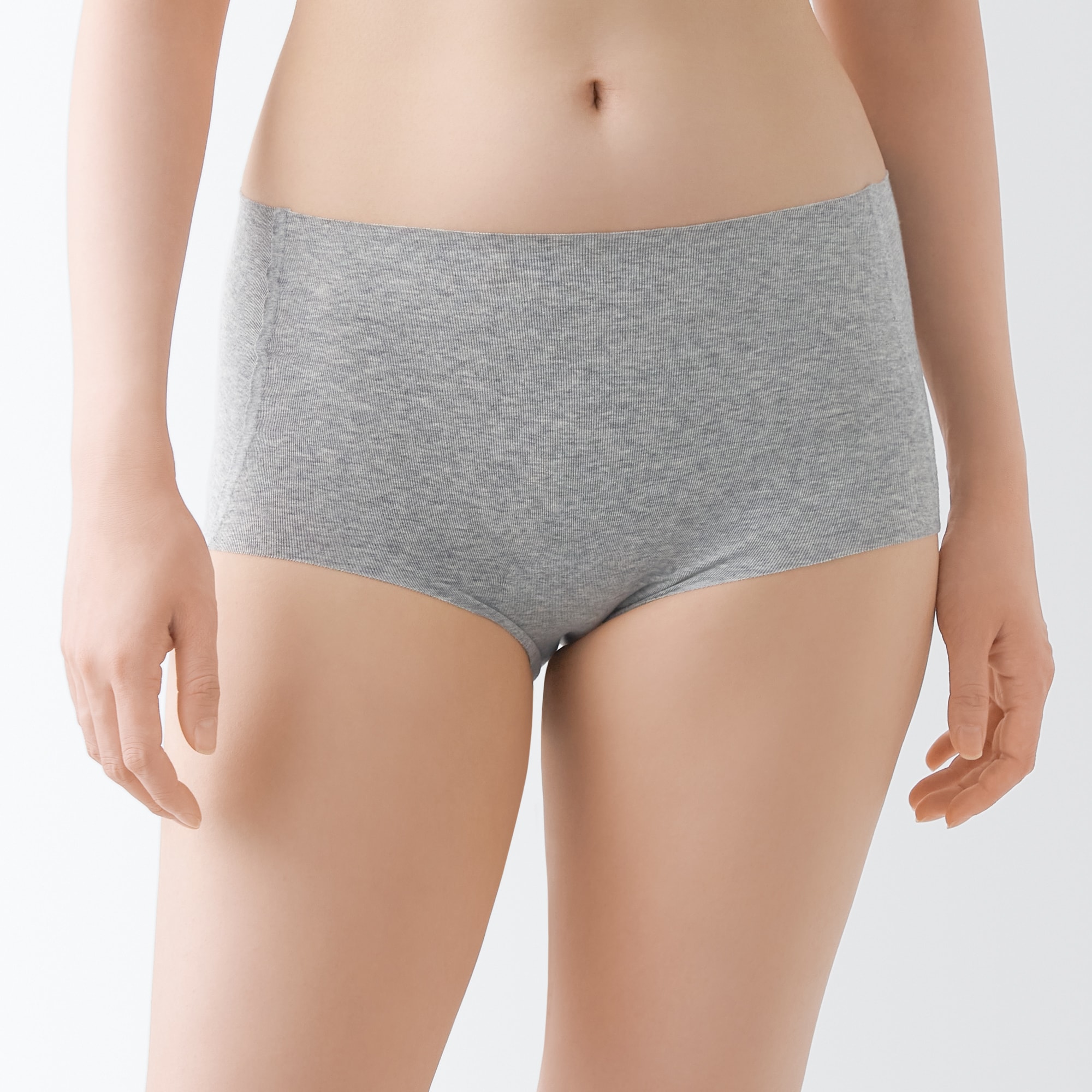 どこにも縫い目がないサニタリーショーツ