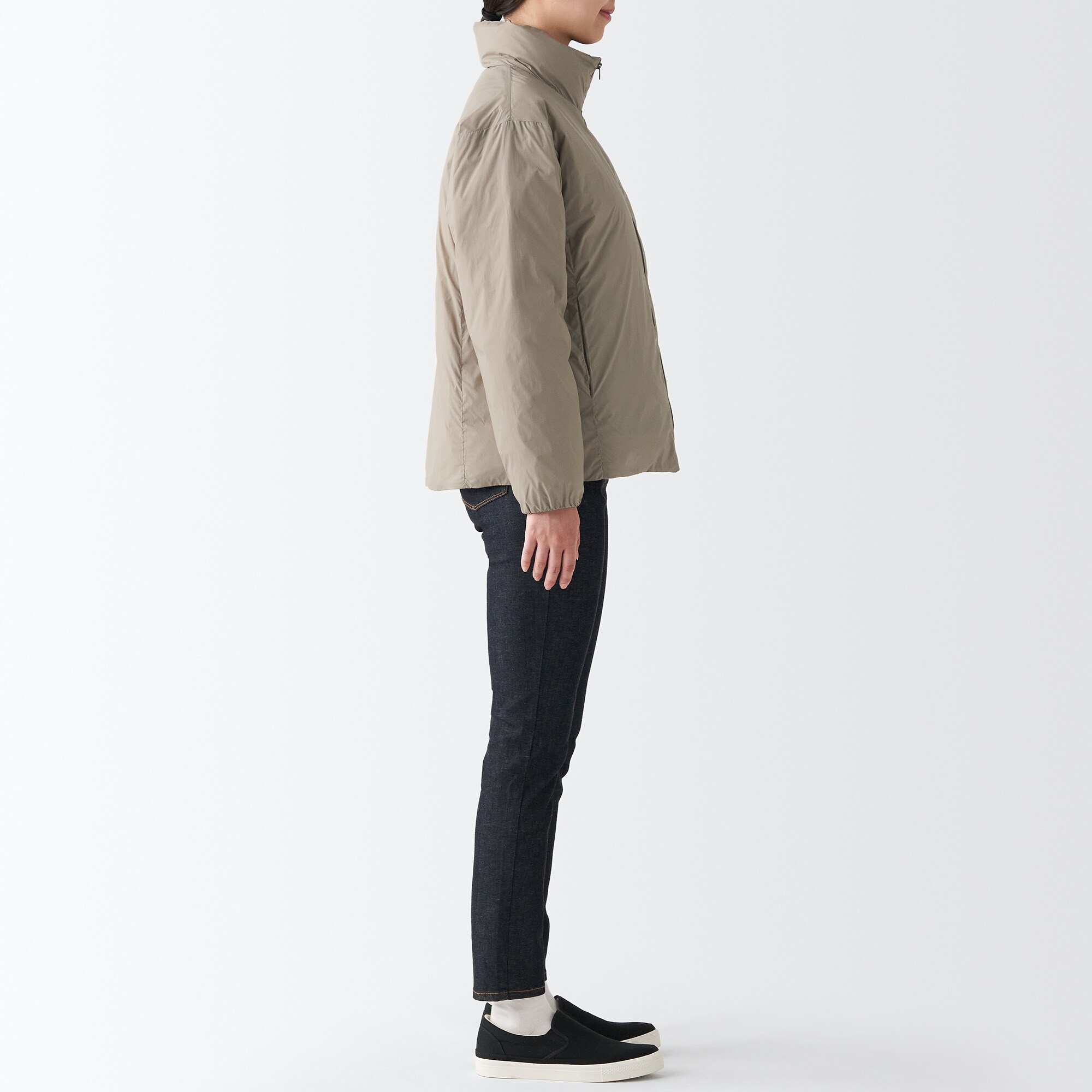 再生ナイロン軽量スタンドカラーダウンジャケット