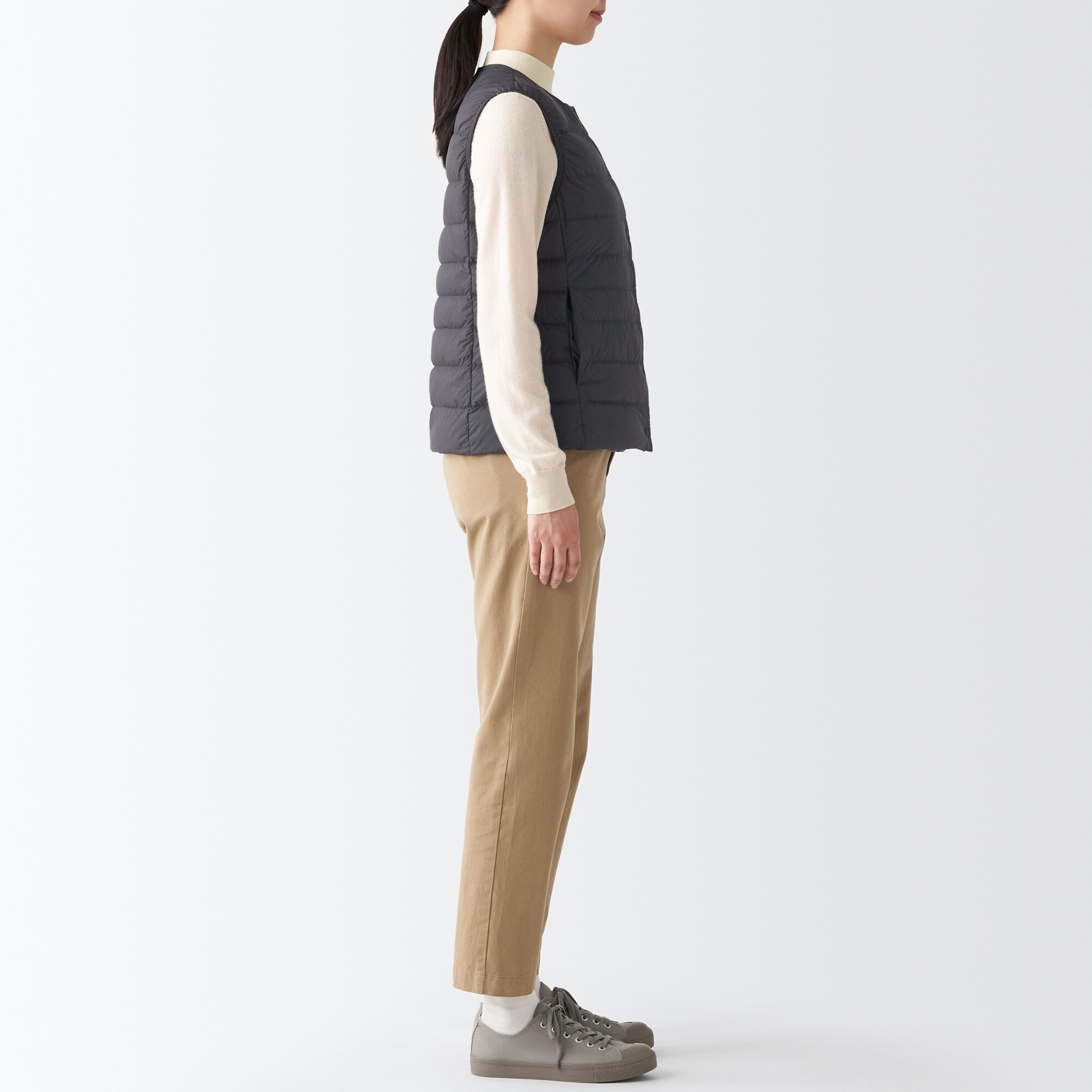 再生ナイロン軽量ノーカラーダウンベスト（数量限定）