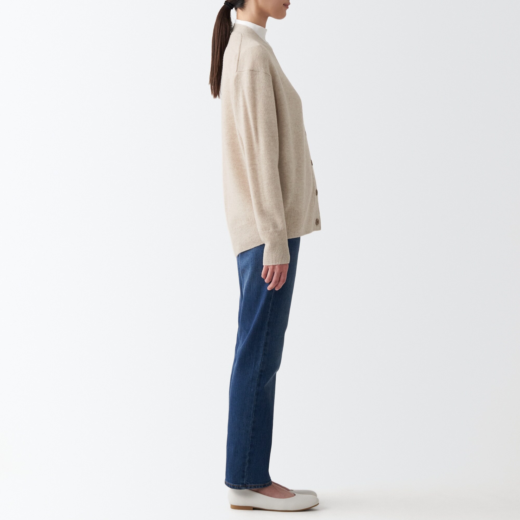 洗えるウールミドルゲージＶネックカーディガン