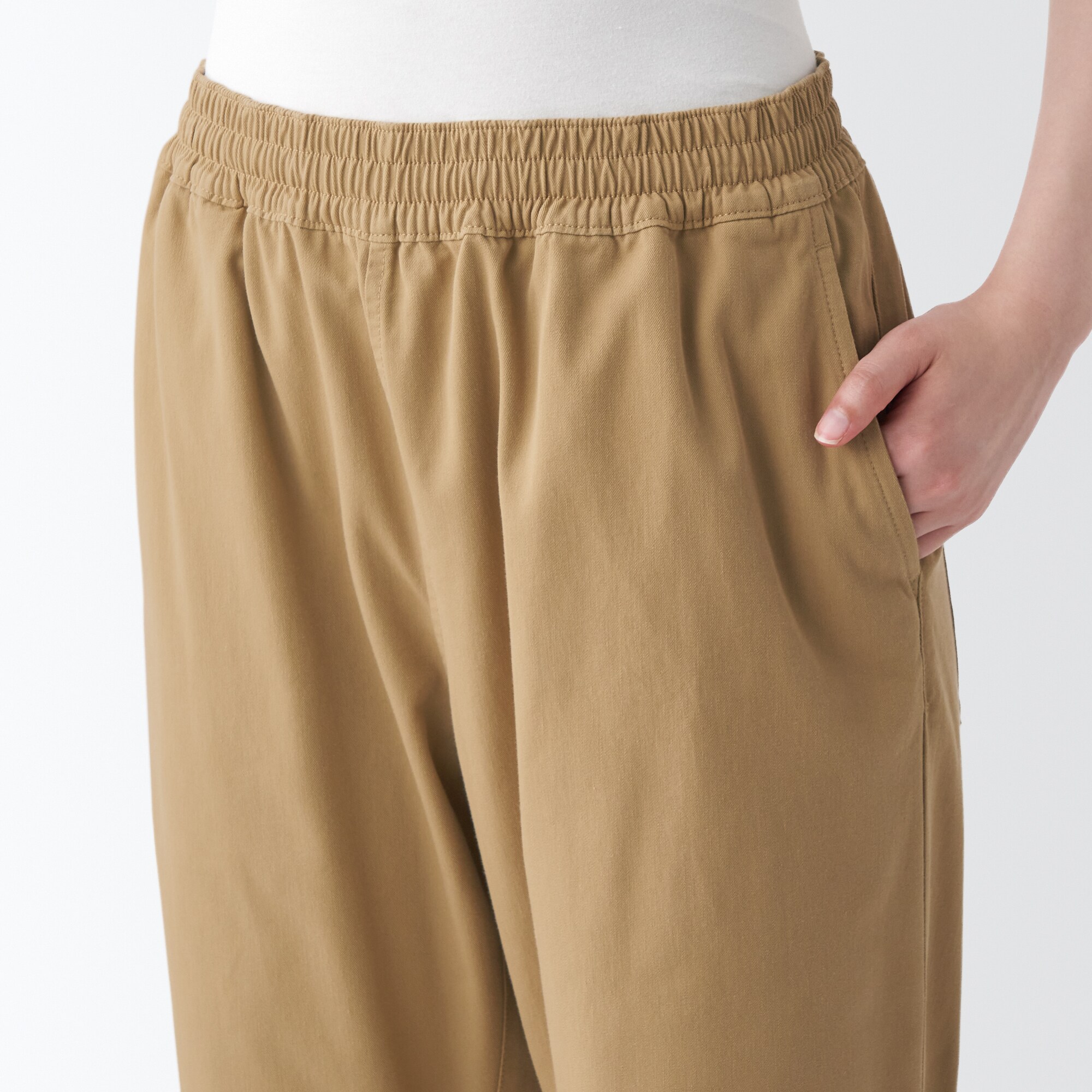 燃えにくい素材を使ったワイドパンツ