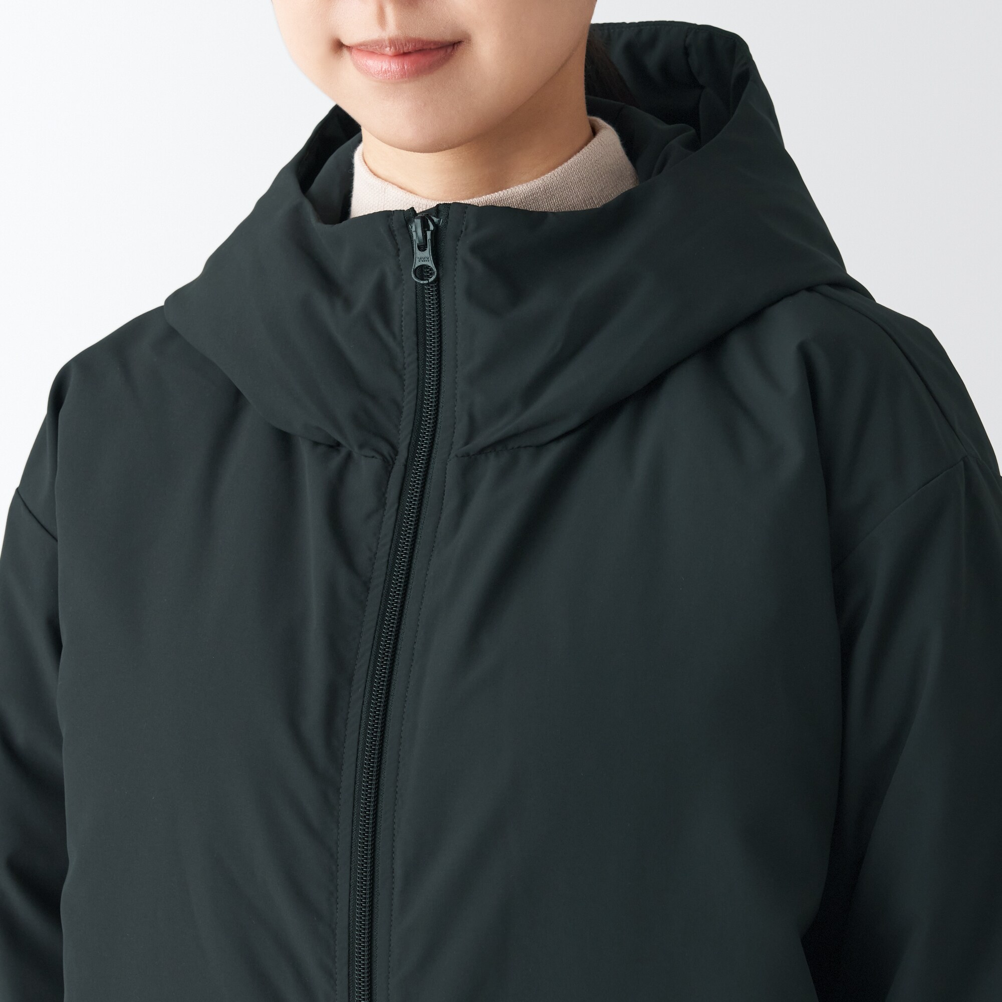 再生ポリエステル水を弾くダウンジャケット