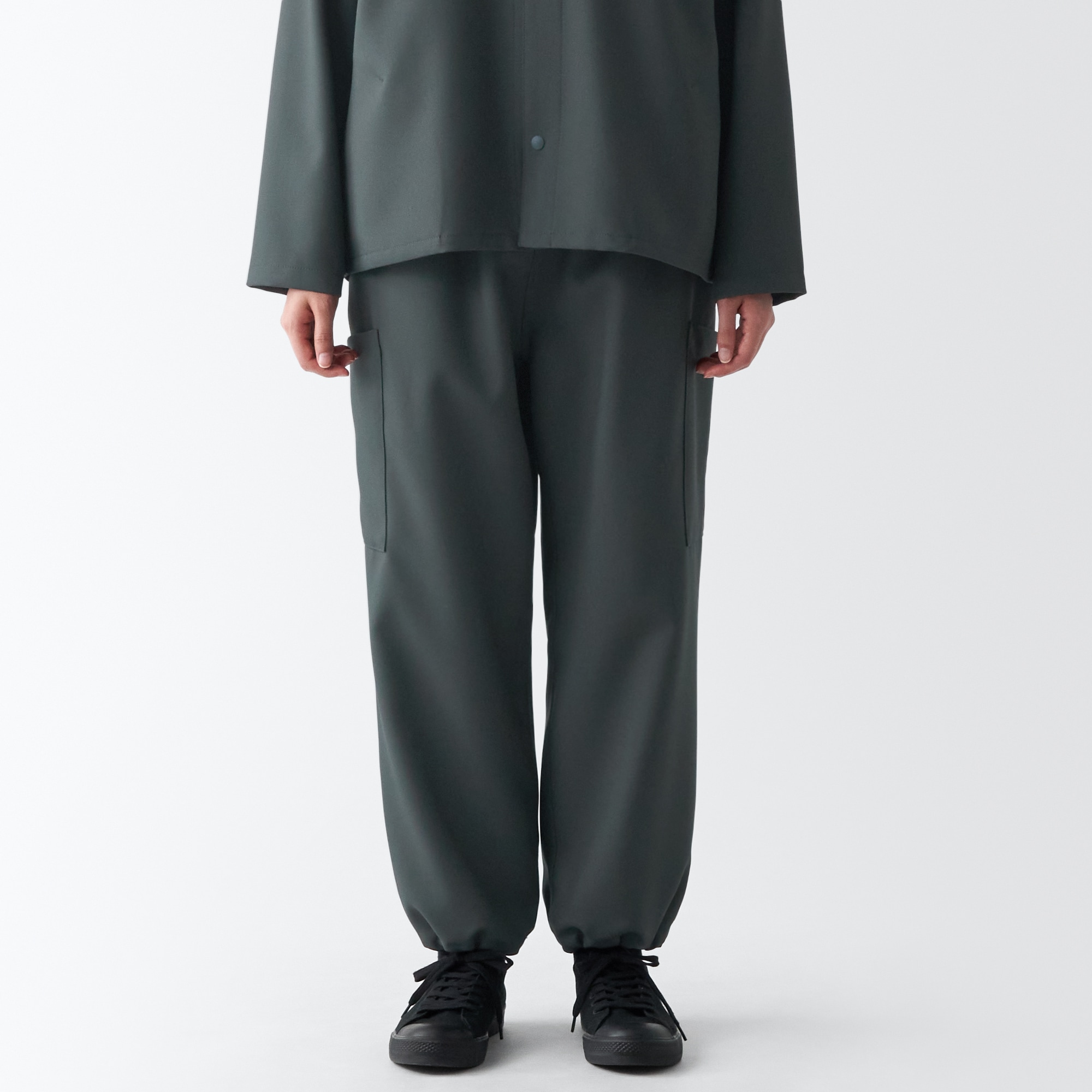 汚れが落ちやすいカーゴパンツ